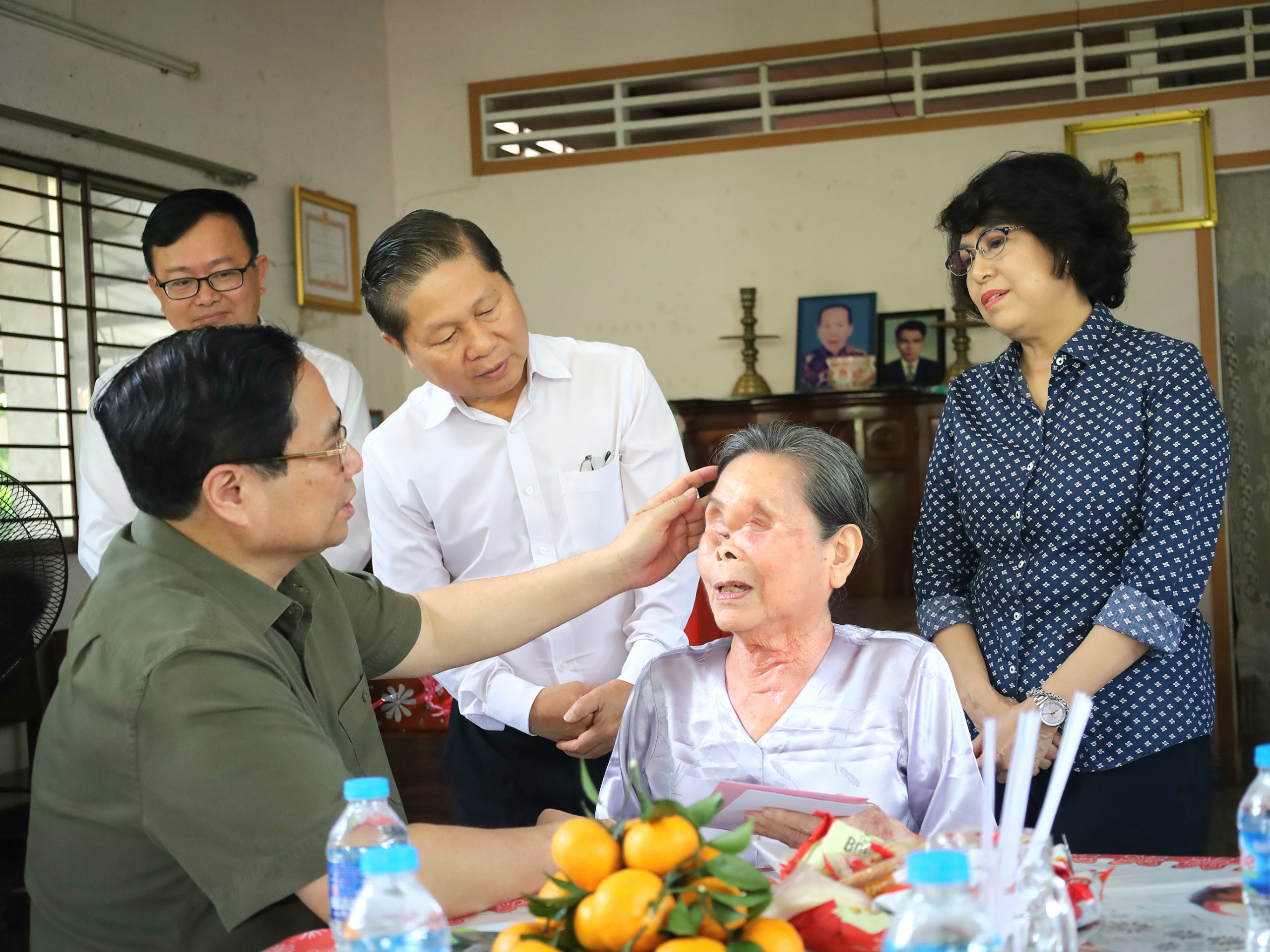Thủ tướng Chính phủ Phạm Minh Chính thăm hỏi bà Lâm Thị Mười, sinh năm 1936, tại phường Bùi Hữu Nghĩa, quận Bình Thủy, thương binh tỷ lệ 95%.