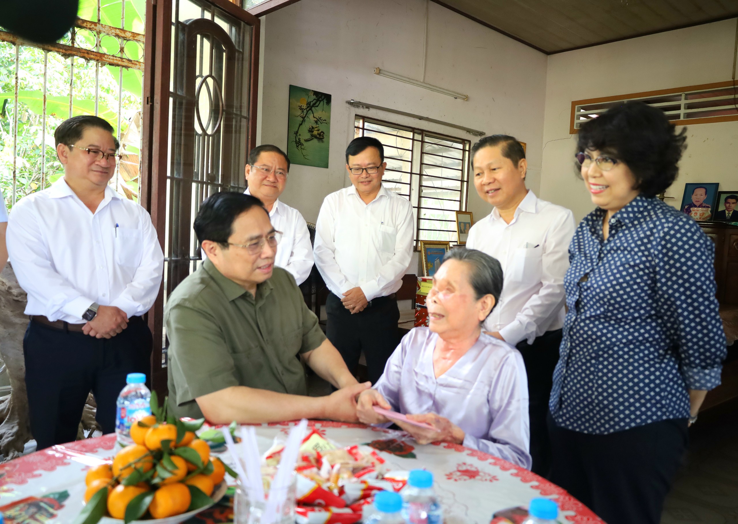 Thủ tướng Chính phủ Phạm Minh Chính tặng quà cho bà Lâm Thị Mười.