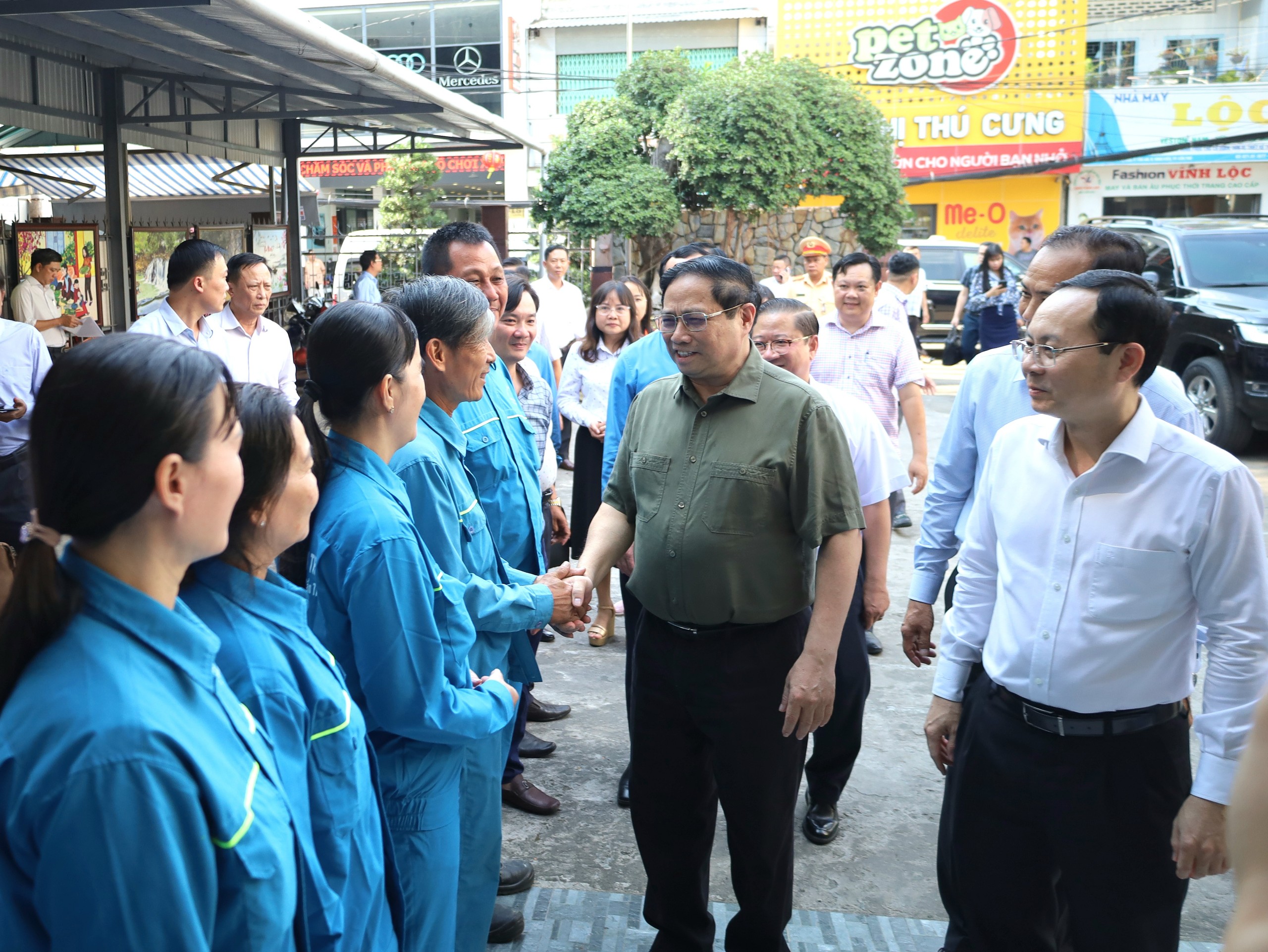 Thủ tướng Chính phủ Phạm Minh Chính thăm hỏi công nhân Công ty cổ phần Đô thị Cần Thơ.