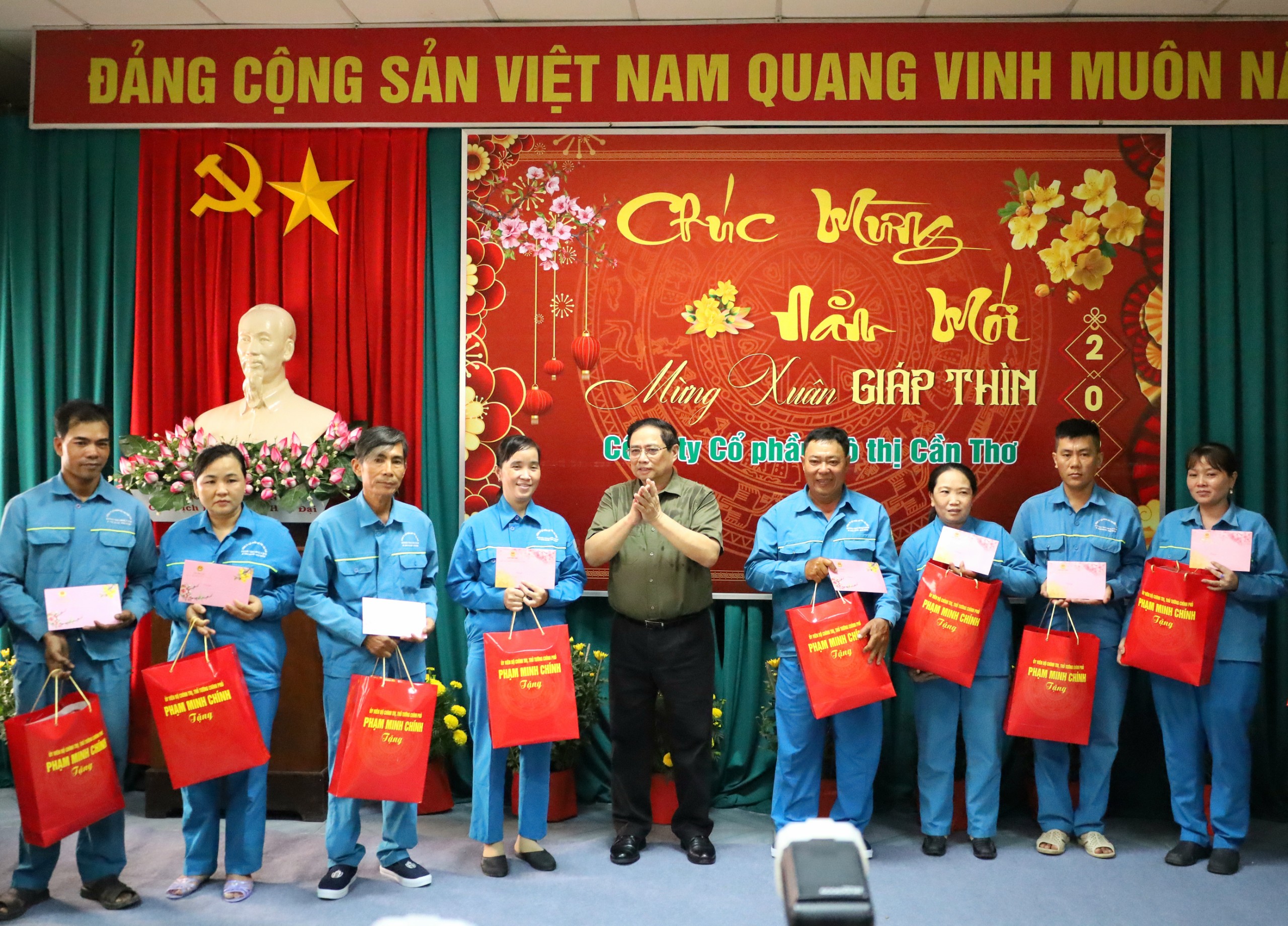 Thủ tướng Chính phủ Phạm Minh Chính tặng quà cho công nhân Công ty cổ phần Đô thị Cần Thơ.