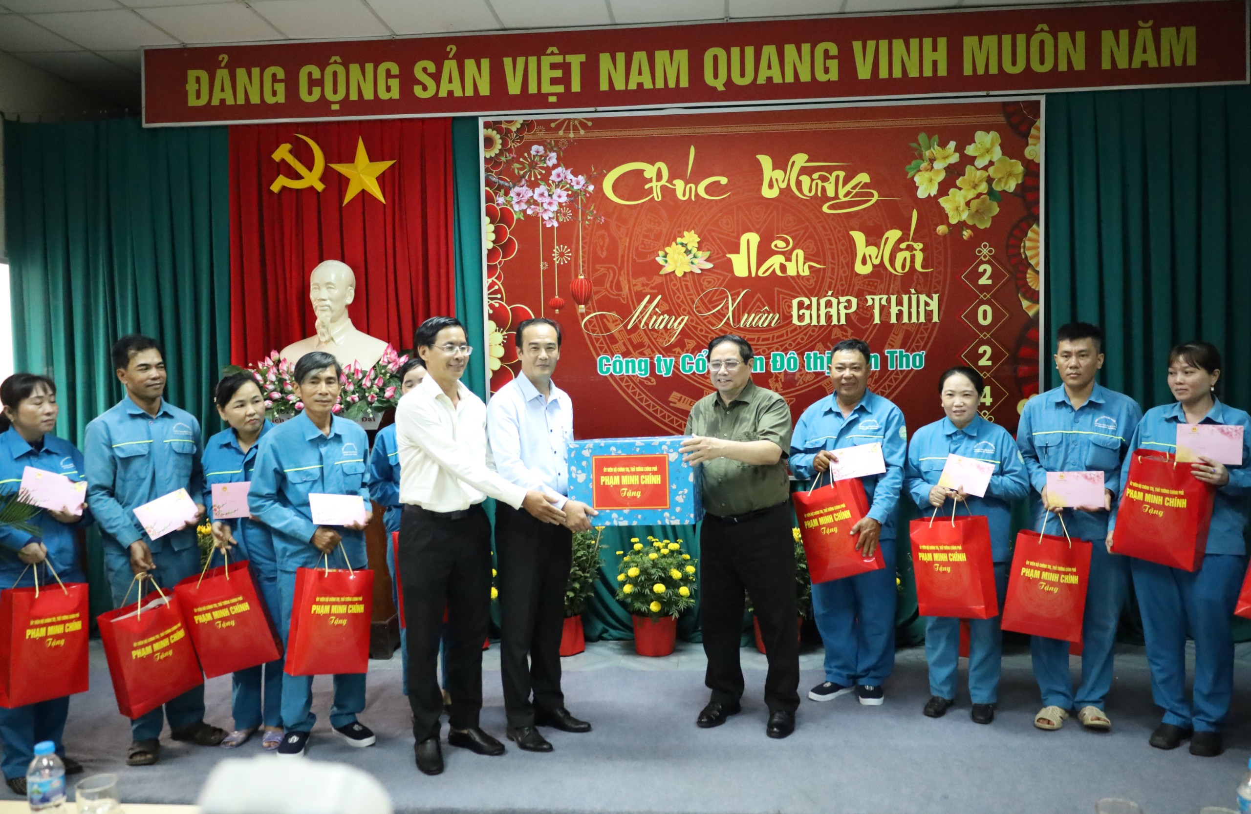 Thủ tướng Chính phủ Phạm Minh Chính tặng quà cho tập thể Công ty cổ phần Đô thị Cần Thơ.