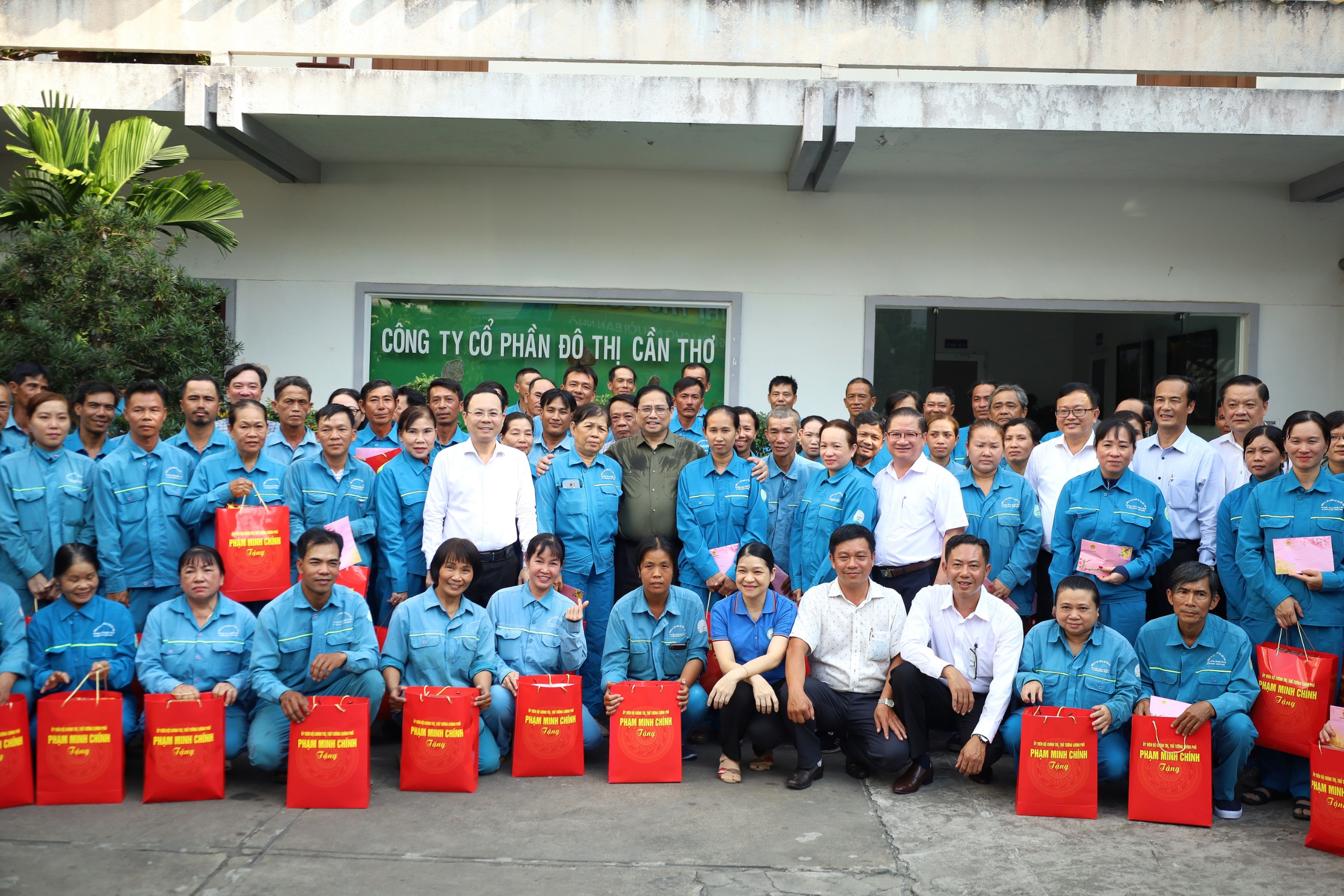 Thủ tướng Chính phủ Phạm Minh Chính và đoàn công tác chụp hình lưu niệm cùng lãnh đạo, công nhân Công ty cổ phần Đô thị Cần Thơ.