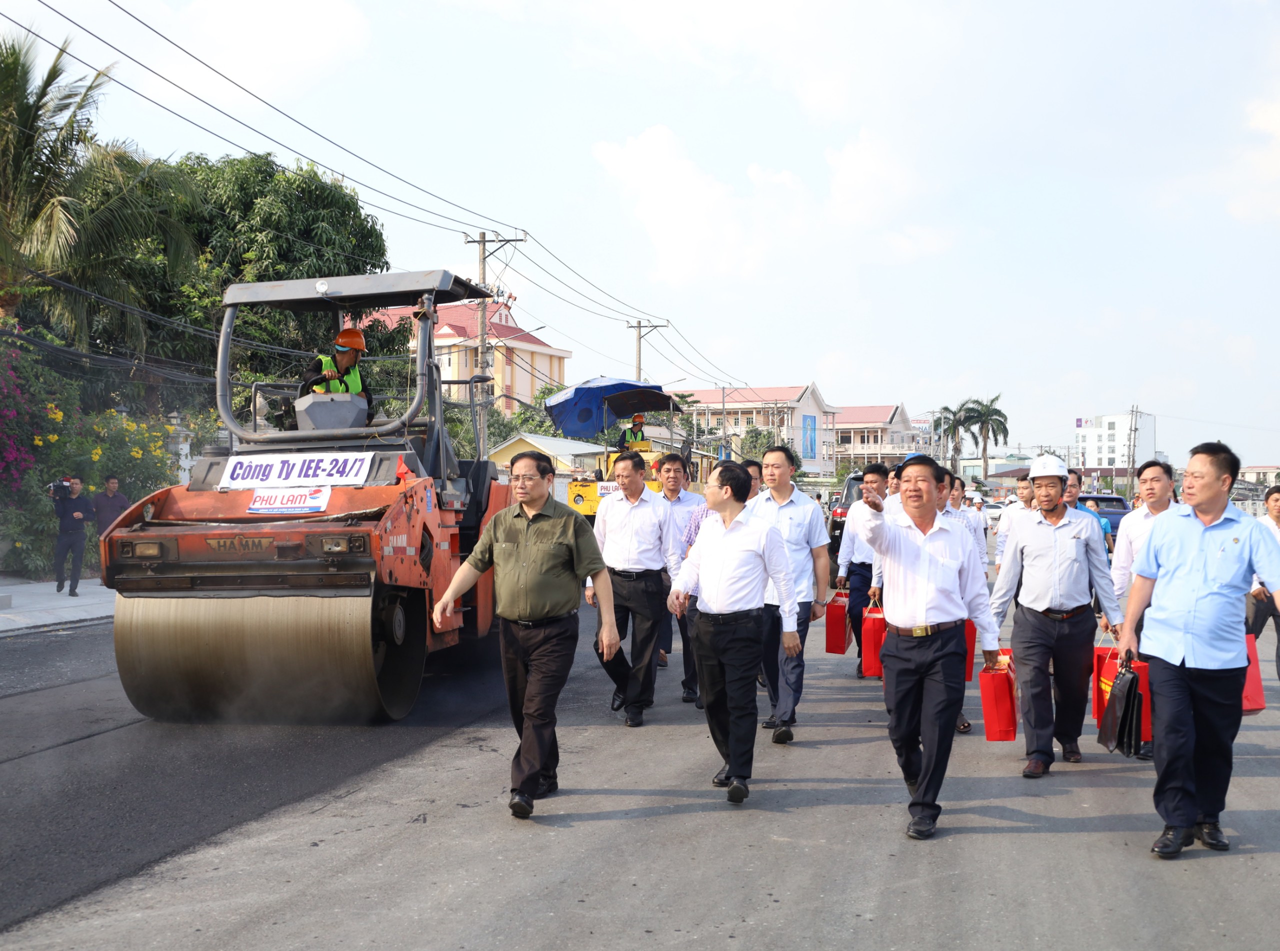 Thủ tướng Chính phủ Phạm Minh Chính kiểm tra thi công tại công trình.