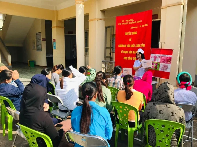 Cán bộ Hội KHHGĐ tỉnh Quảng Ninh trong buổi truyền thông chăm sóc SKSS, kế hoạch hóa gia đình cho chị em phụ nữ huyện Bình Liêu.