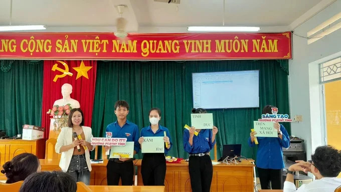 Buổi sinh hoạt với chủ đề “Phòng chống xâm hại tình dục trên không gian mạng” tại trường Phổ thông Dân tộc nội trú tỉnh Bình Thuận.