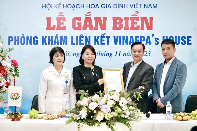 PGS.TS Phạm Bá Nhất - Chủ tịch Hội KHHGĐ Việt Nam trao quyết định Công nhận Công ty Kỳ Phát là Hội Viên tổ chức của Hội KHHGĐ Việt Nam