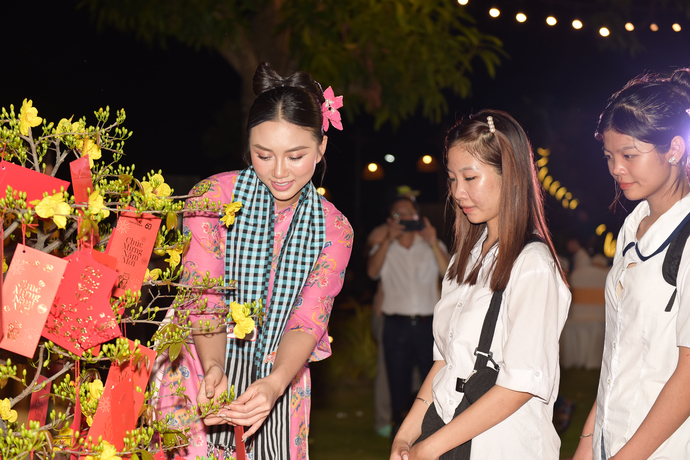 Lần đầu tiên tham dự chương trình Xuân Yêu Thương, Miss Ngôi sao Lê Minh Thy Thơ không khỏi háo hức giao lưu cùng các em nhỏ đáng yêu và người đẹp cũng là một trong những nhà tài trợ cho chương trình năm nay.