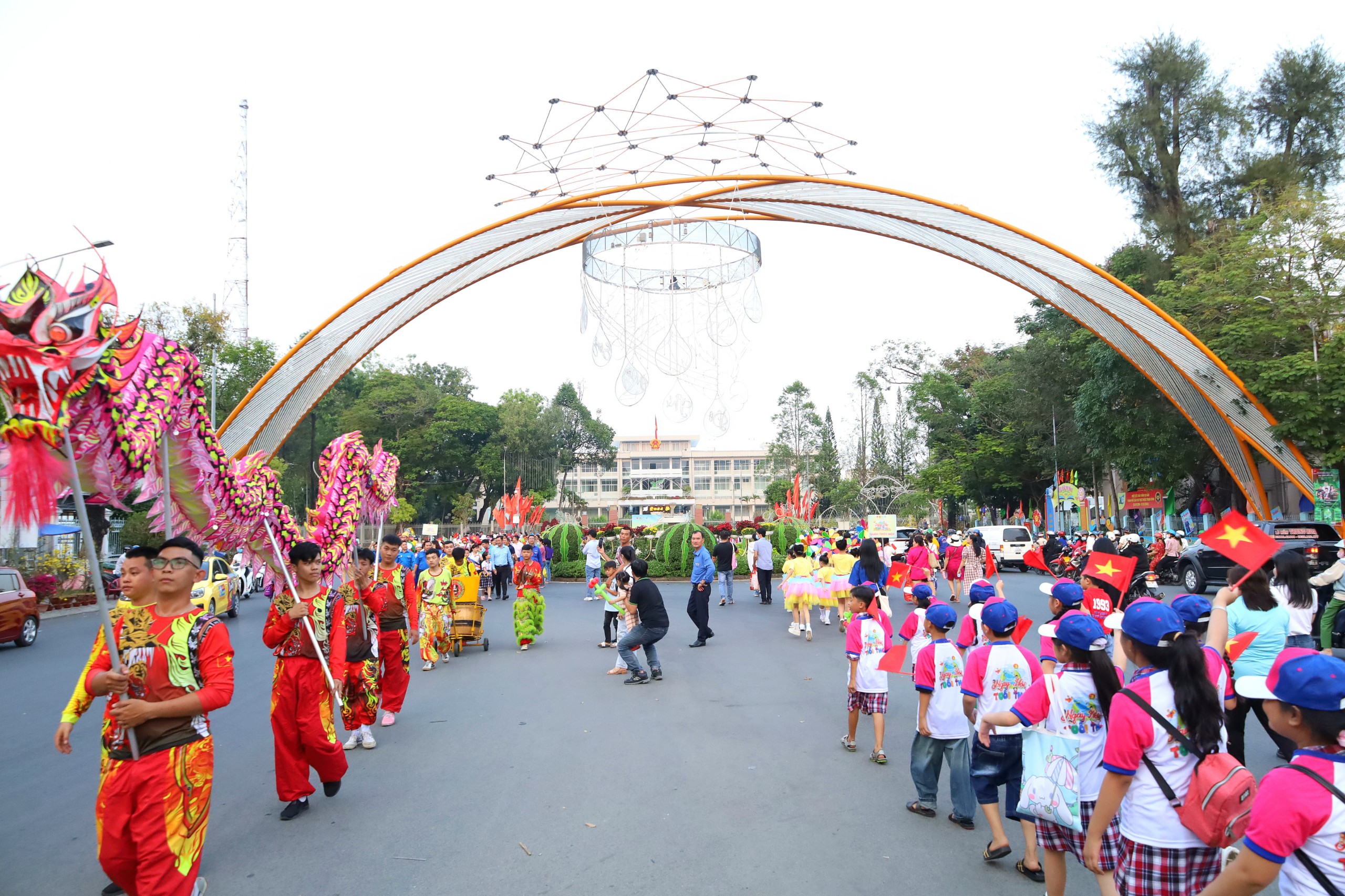 Chương trình Vũ hội đường phố thu hút hàng ngàn em thiếu nhi tham gia.