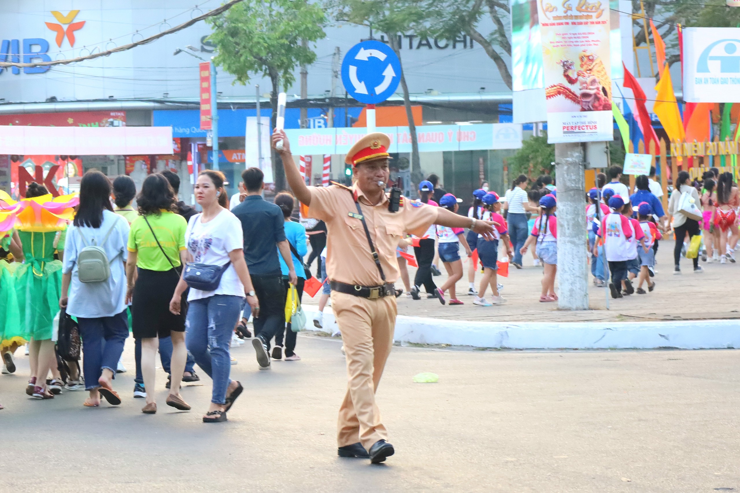 Lực lượng CSGT quận Ninh Kiều tham gia điều tiết giao thông bảo đảm an toàn cho các em thiếu nhi tham gia chương trình.