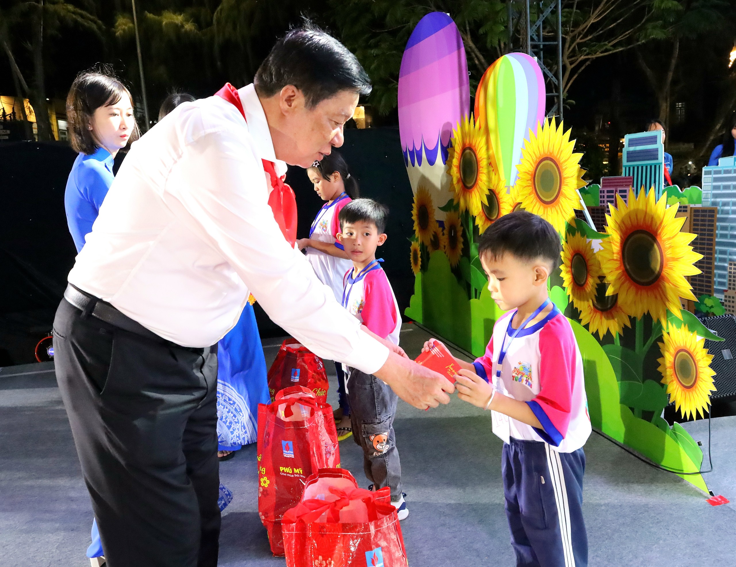 Ông Phạm Văn Hiểu – Phó Bí thư thường trực Thành ủy, Chủ tịch HĐND TP. Cần Thơ trao tặng quà cho các em học sinh.