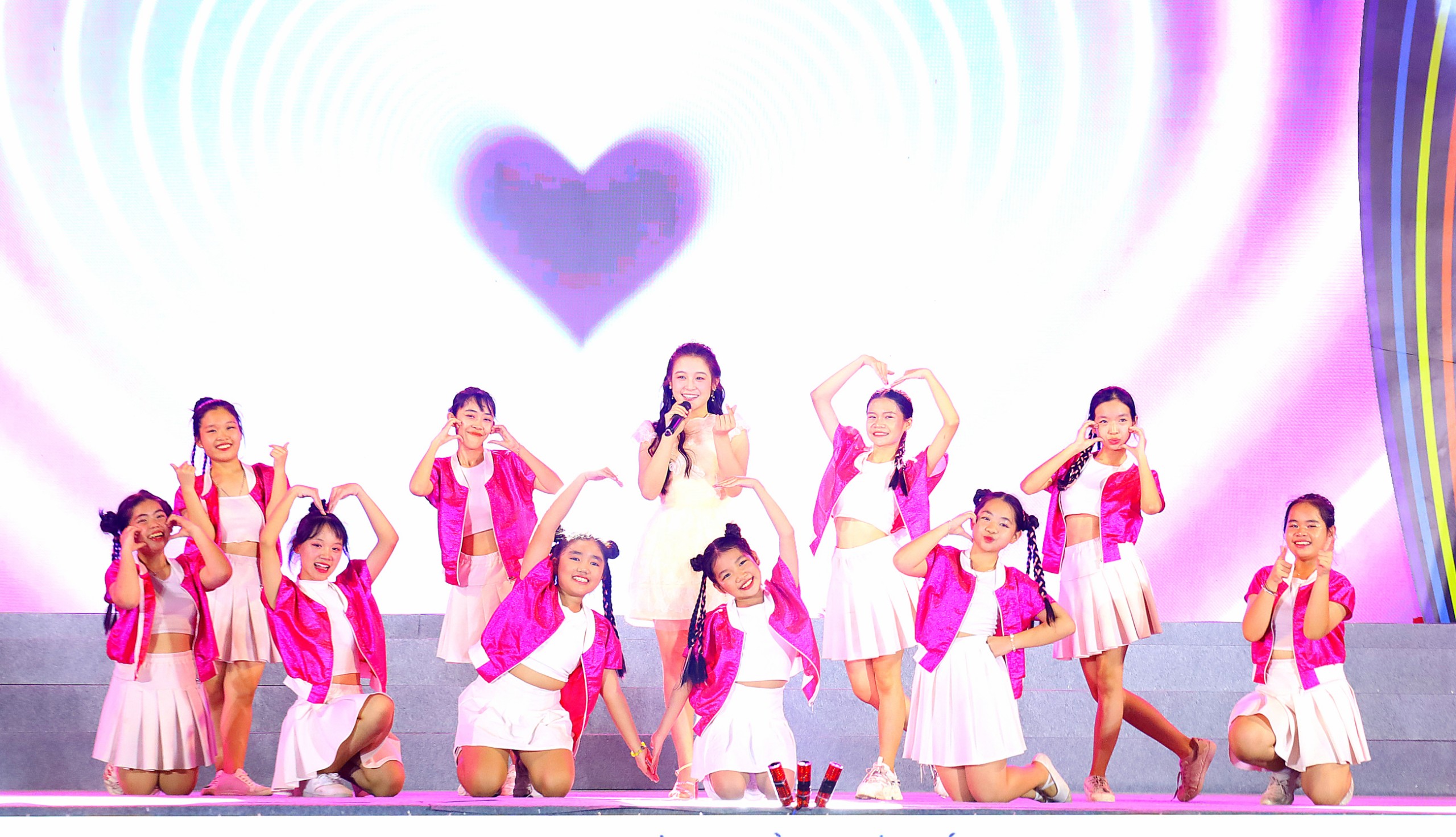 Ca sĩ nhí Bảo Ngọc tham gia trình diễn trong chương trình biểu diễn nghệ thuật với chủ đề “Xuân ấm áp – Tết yêu thương” thu hút được đông đảo các em thiếu nhi cổ vũ.