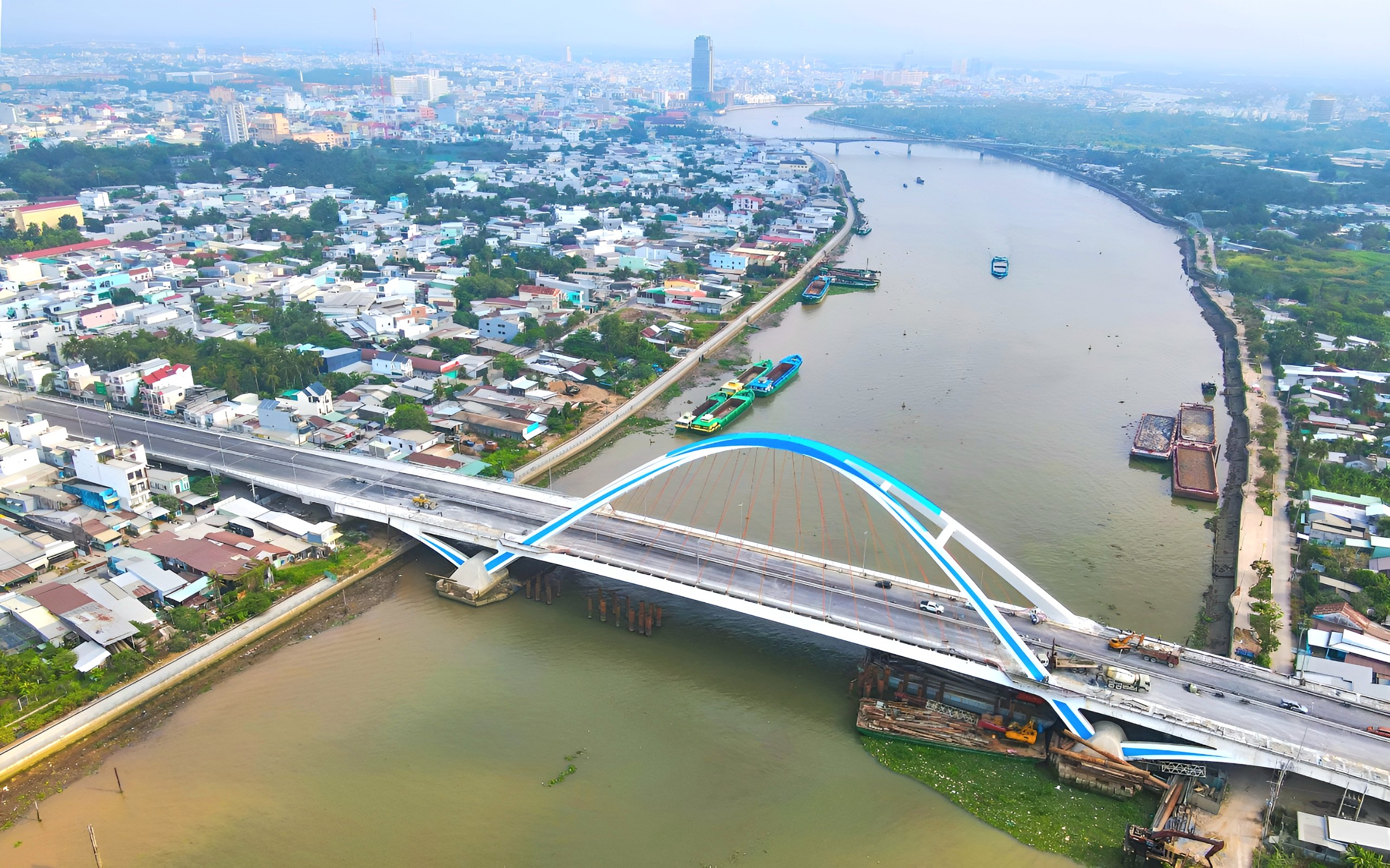 Cầu Trần Hoàng Na có chiều dài toàn tuyến 820m, trong đó phần cầu chính dài gần 600m, bắc qua sông Cần Thơ, nối trung tâm TP (thuộc quận Ninh Kiều) với các khu đô thị phía Nam và tuyến quốc lộ 1A (thuộc quận Cái Răng).