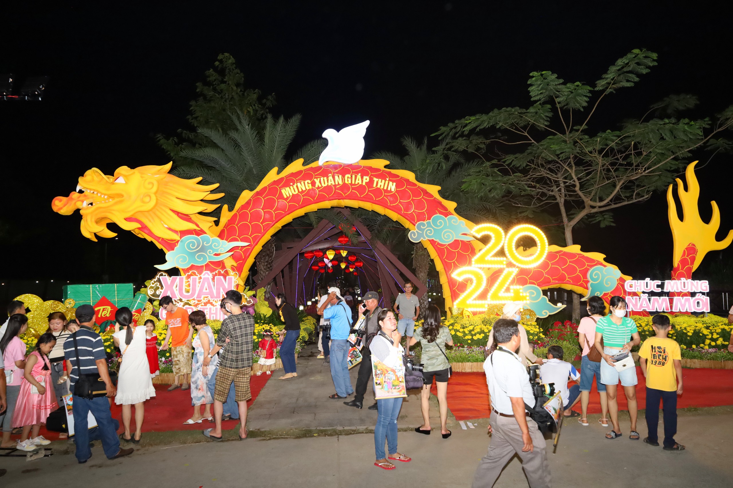 Vườn hoa nghệ thuật Cần Thơ Tết Giáp Thìn 2024 vừa mở cửa đã đón đông đảo người dân đến tham quan.