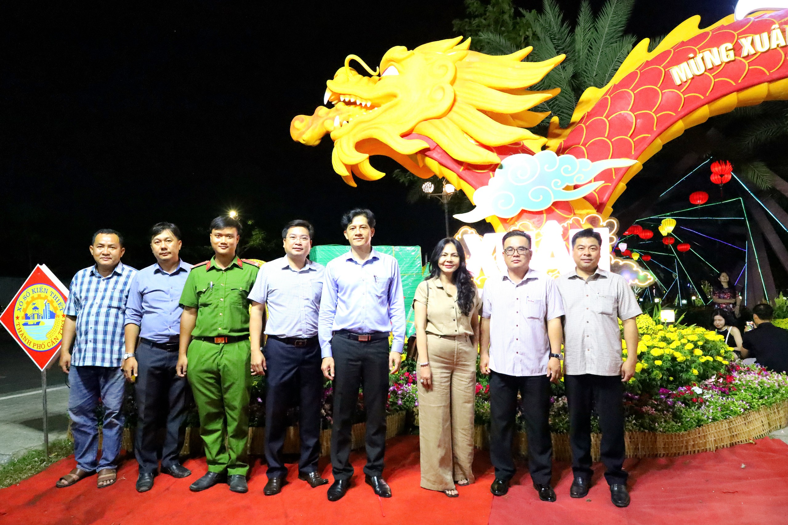 Đoàn công tác UBND quận Ninh Kiều chụp hình lưu niệm tại Vườn hoa nghệ thuật Cần Thơ Tết Giáp Thìn 2024.