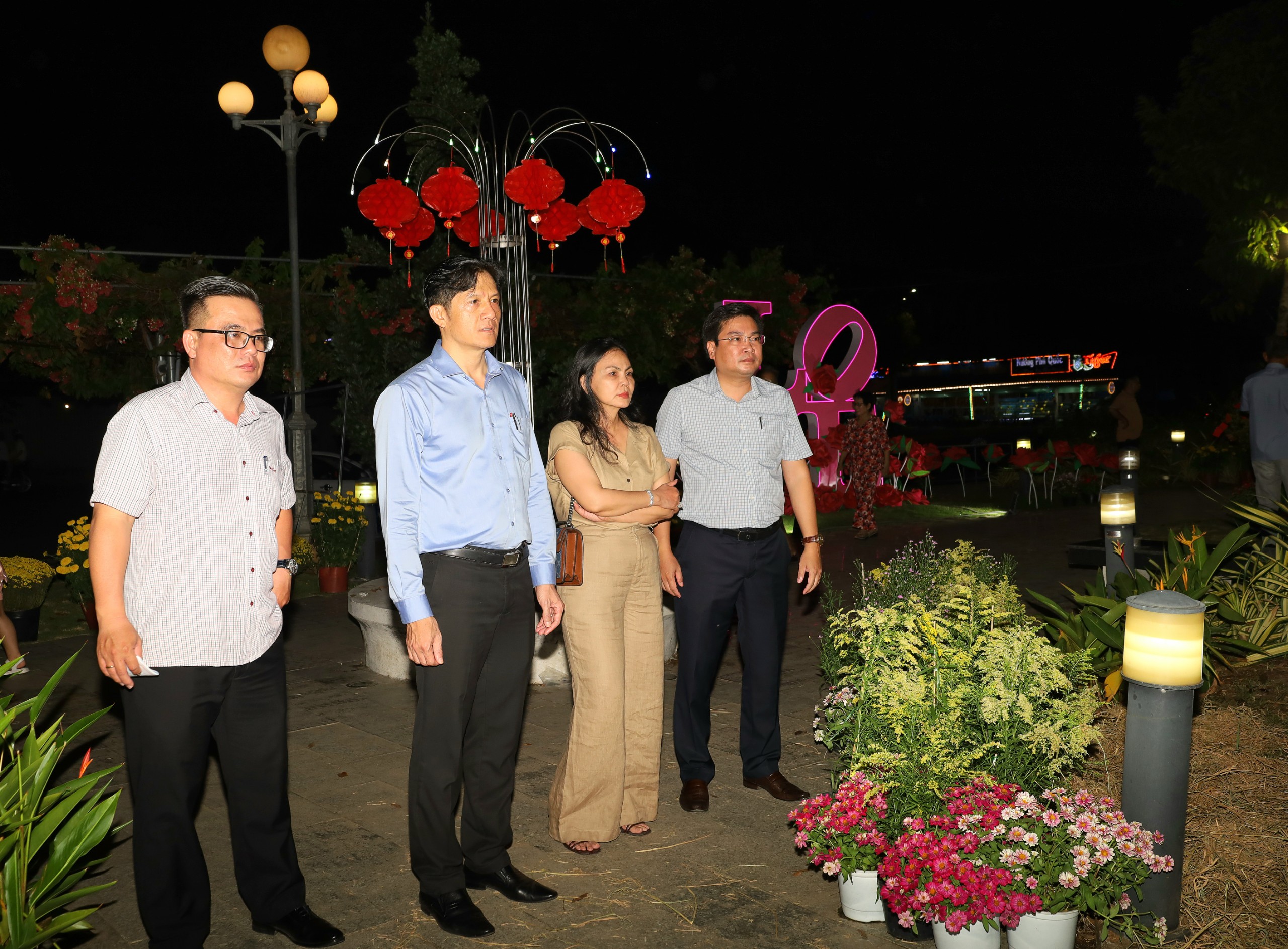Ông Huỳnh Trung Trứ (thứ 2 từ trái qua) - Chủ tịch UBND quận Ninh Kiều kiểm tra các tiểu cảnh tại Vườn hoa nghệ thuật Cần Thơ Tết Giáp Thìn 2024.