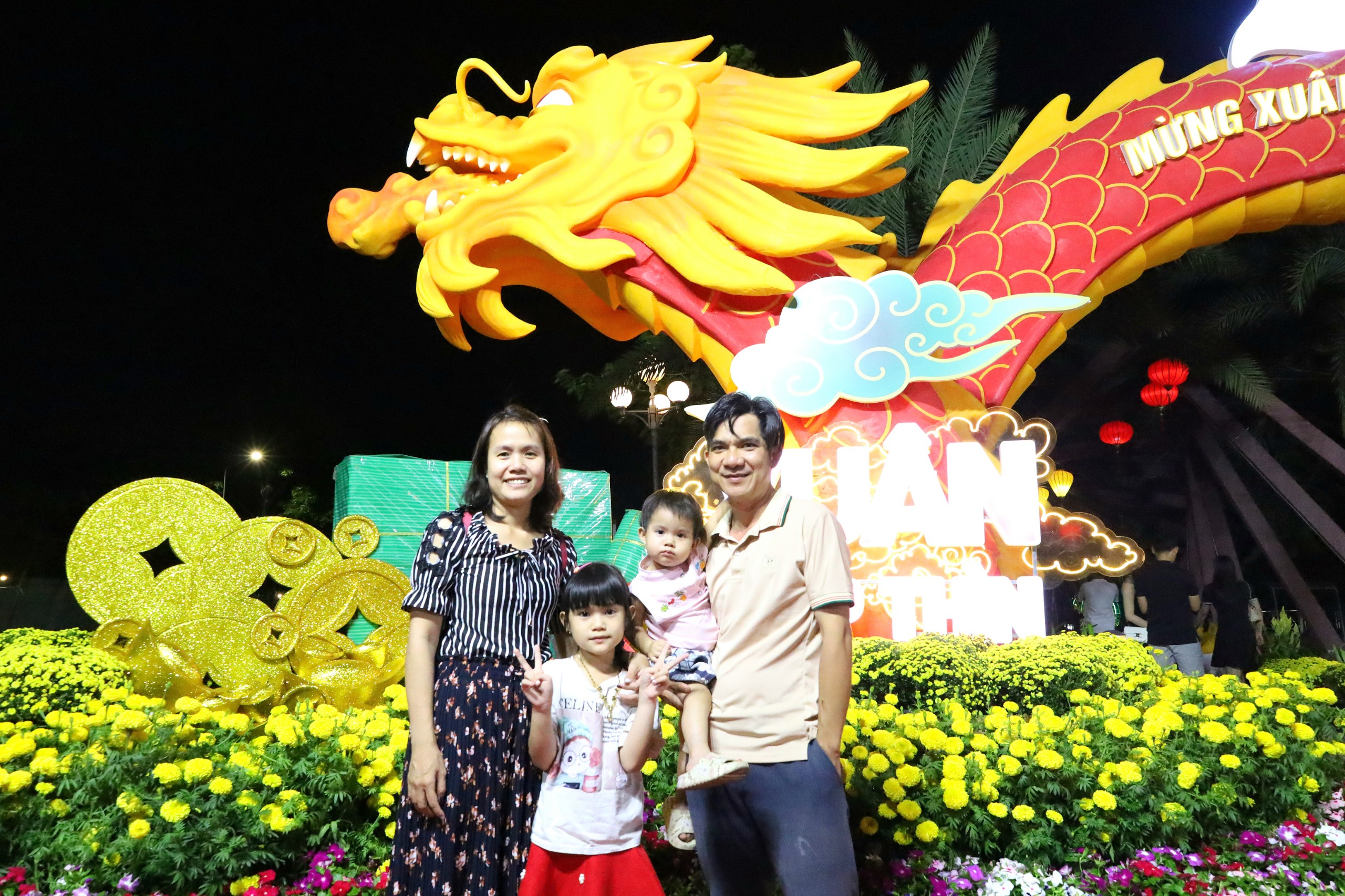 Anh Cao Văn Bình, quận Ninh Kiều, TP. Cần Thơ tranh thủ đưa gia đình đến chụp hình kỷ niệm khi Vườn hoa vừa mở cửa phục vụ.