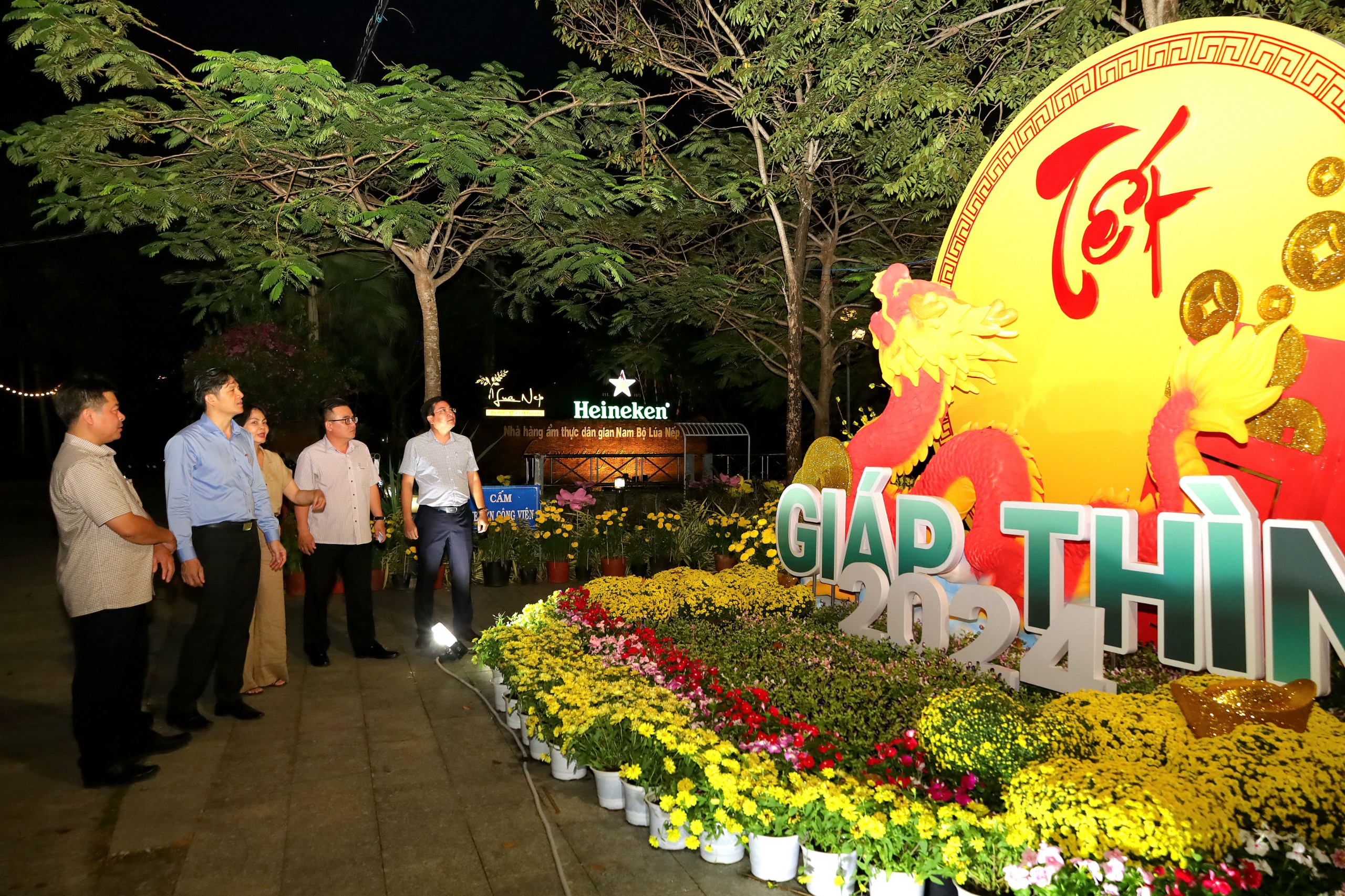Ông Huỳnh Trung Trứ (thứ 2 từ trái qua) - Chủ tịch UBND quận Ninh Kiều kiểm tra công tác chuẩn bị đưa Vườn hoa nghệ thuật Cần Thơ Tết Giáp Thìn 2024 phục vụ người dân.