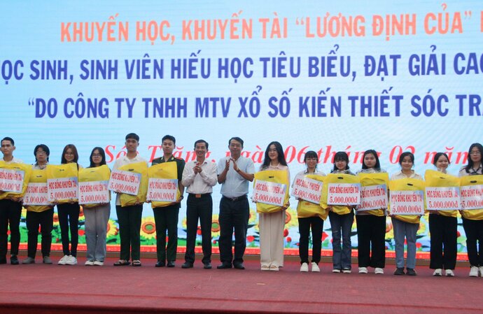 Trao học bổng cho các em học sinh, sinh viên.