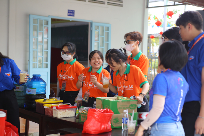 Cả tình nguyện viên và các bạn nhỏ đều vô cùng hào hứng, thích thú với các hoạt động