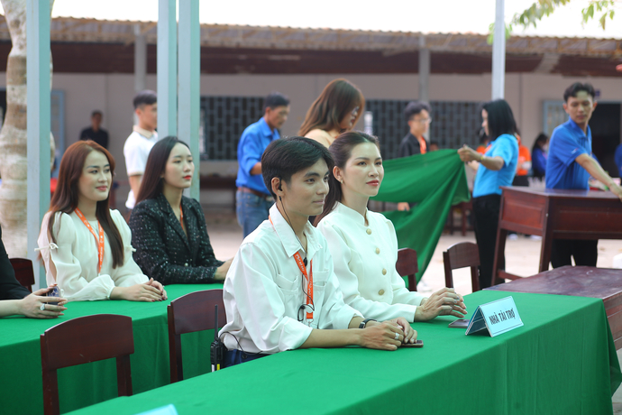 Hoa hậu Hà Bích Ngọc và Phan Văn Danh - Á Quân Đại sứ truyền thông Glink 2022 theo xuyên suốt từ đầu chương trình.