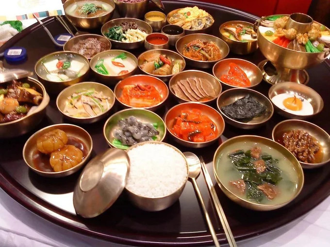 Bữa tiệc ngày Tết của người Hàn luôn mang đậm hơi thở truyền thống.