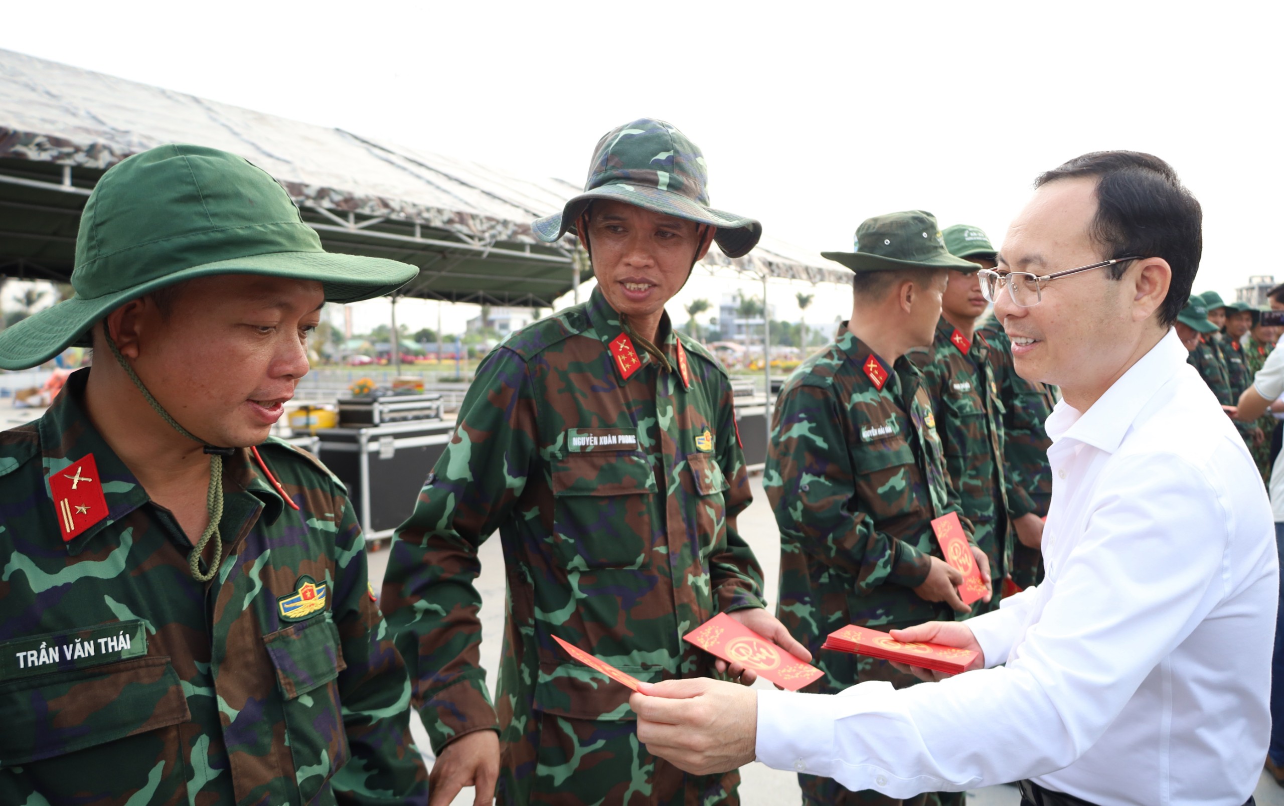 Ông Nguyễn Văn Hiếu - Ủy viên dự khuyết BCH Trung ương Đảng, Bí thư Thành ủy Cần Thơ tặng lí xì cho lực lượng tham gia bắn pháo hoa.