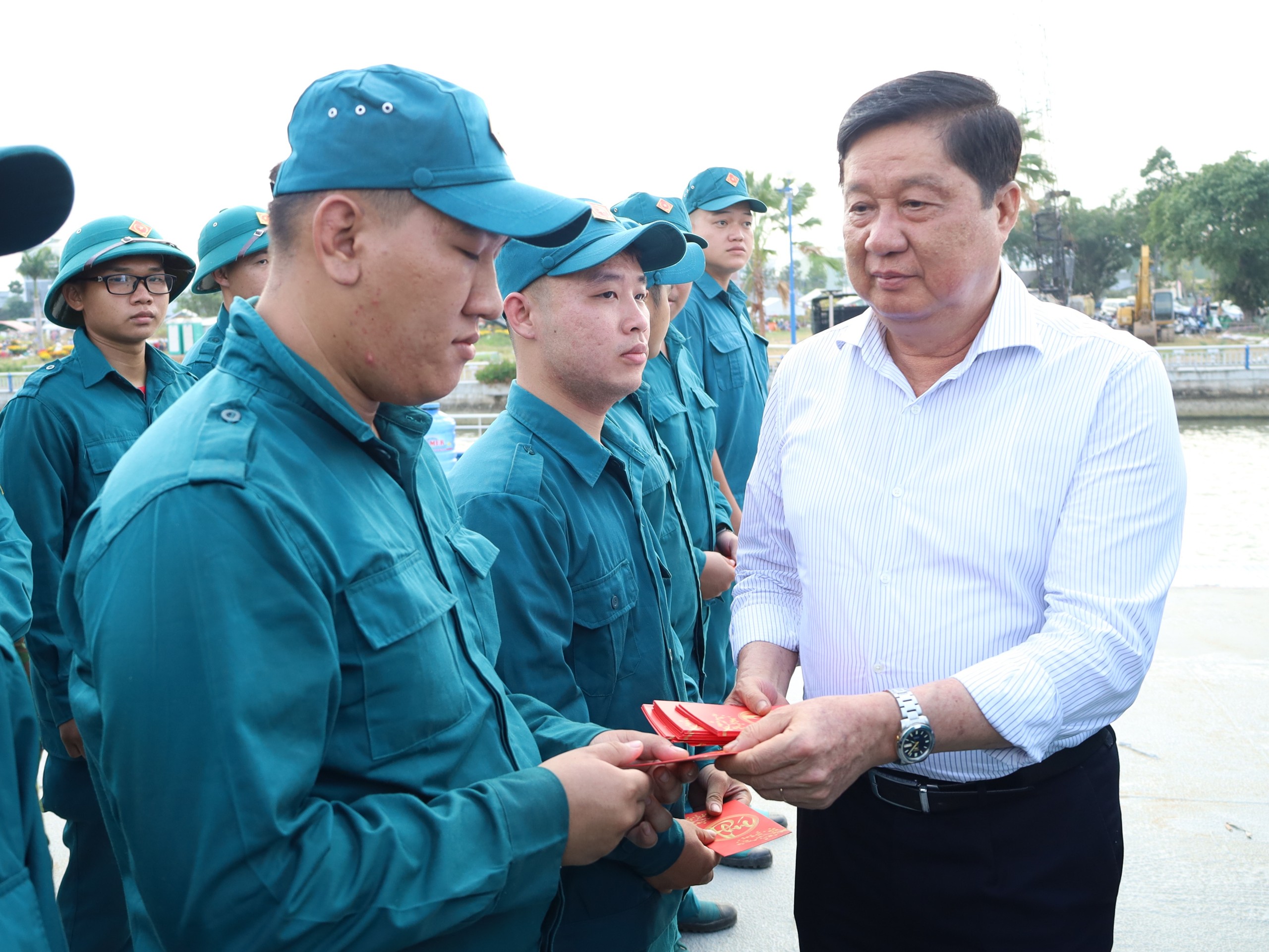 Ông Phạm Văn Hiểu - Phó Bí thư Thường trực Thành ủy, Chủ tịch HĐND TP. Cần Thơ tặng lì xì cho lực lượng tham gia bắn pháo hoa.