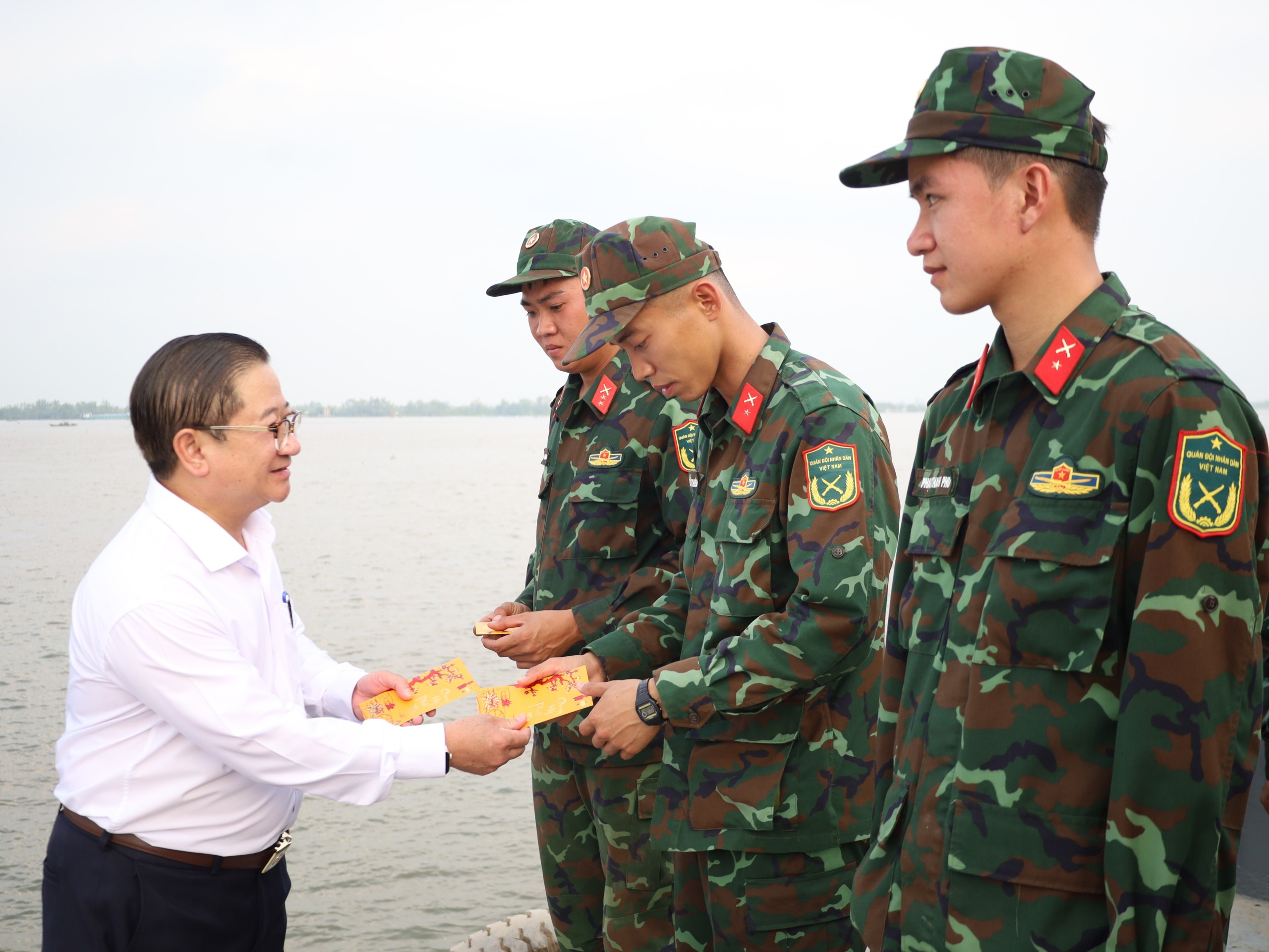 Ông Trần Việt Trường - Phó Bí thư Thành ủy, Chủ tịch UBND TP. Cần Thơ tặng lì xì cho lực lượng tham gia bắn pháo hoa.