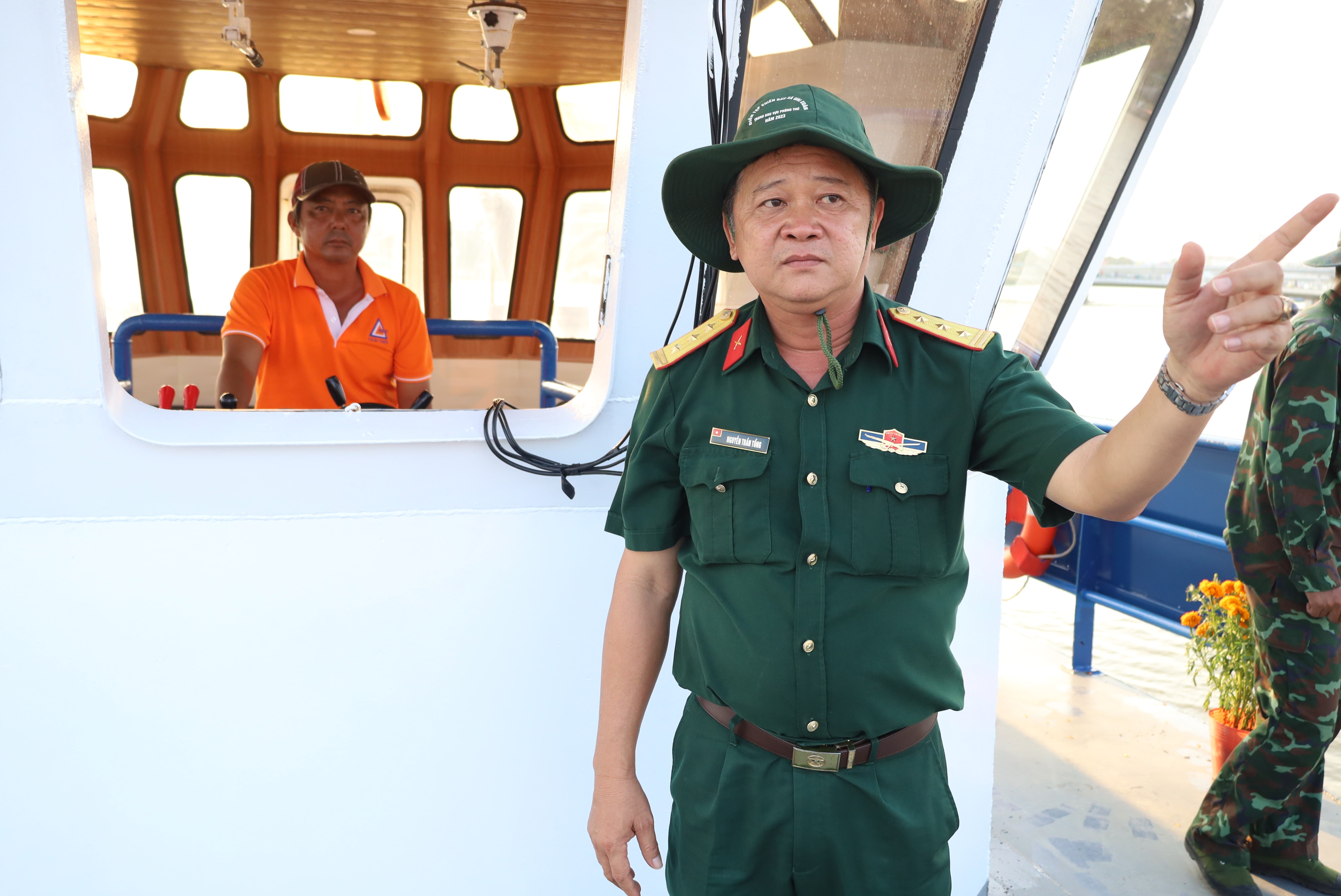 Thượng tá Nguyễn Trần Tổng - Phó tham mưu trưởng Bộ Chỉ huy Quân sự TP. Cần Thơ chỉ huy điều khiển đưa sà lan vào đúng vị trí bắn.