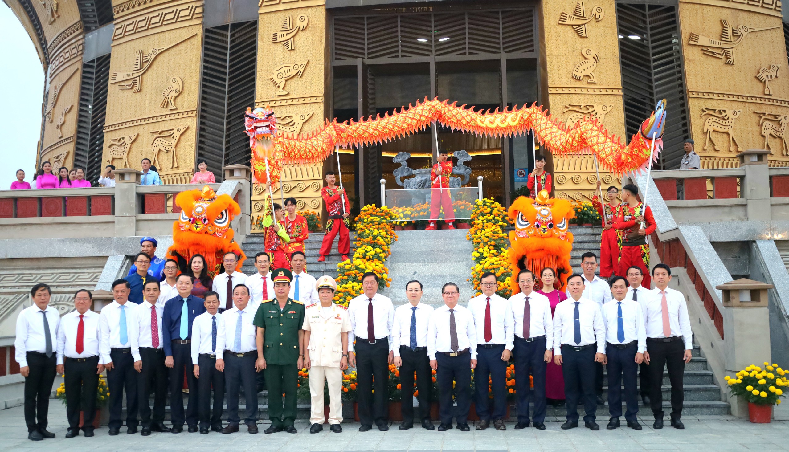 Đoàn lãnh đạo TP. Cần Thơ chụp hình lưu niệm tại Đền thờ Vua Hùng TP. Cần Thơ.