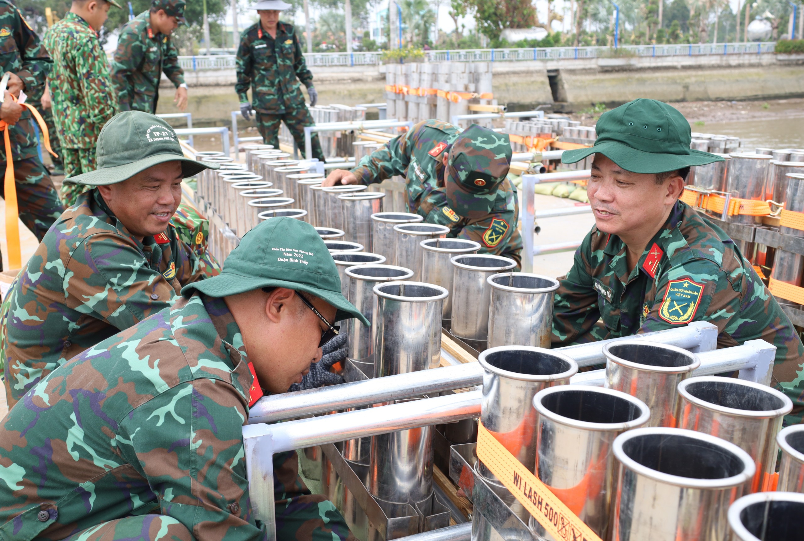 Thực hiện lắp ráp ống pháo vào dàn phóng.