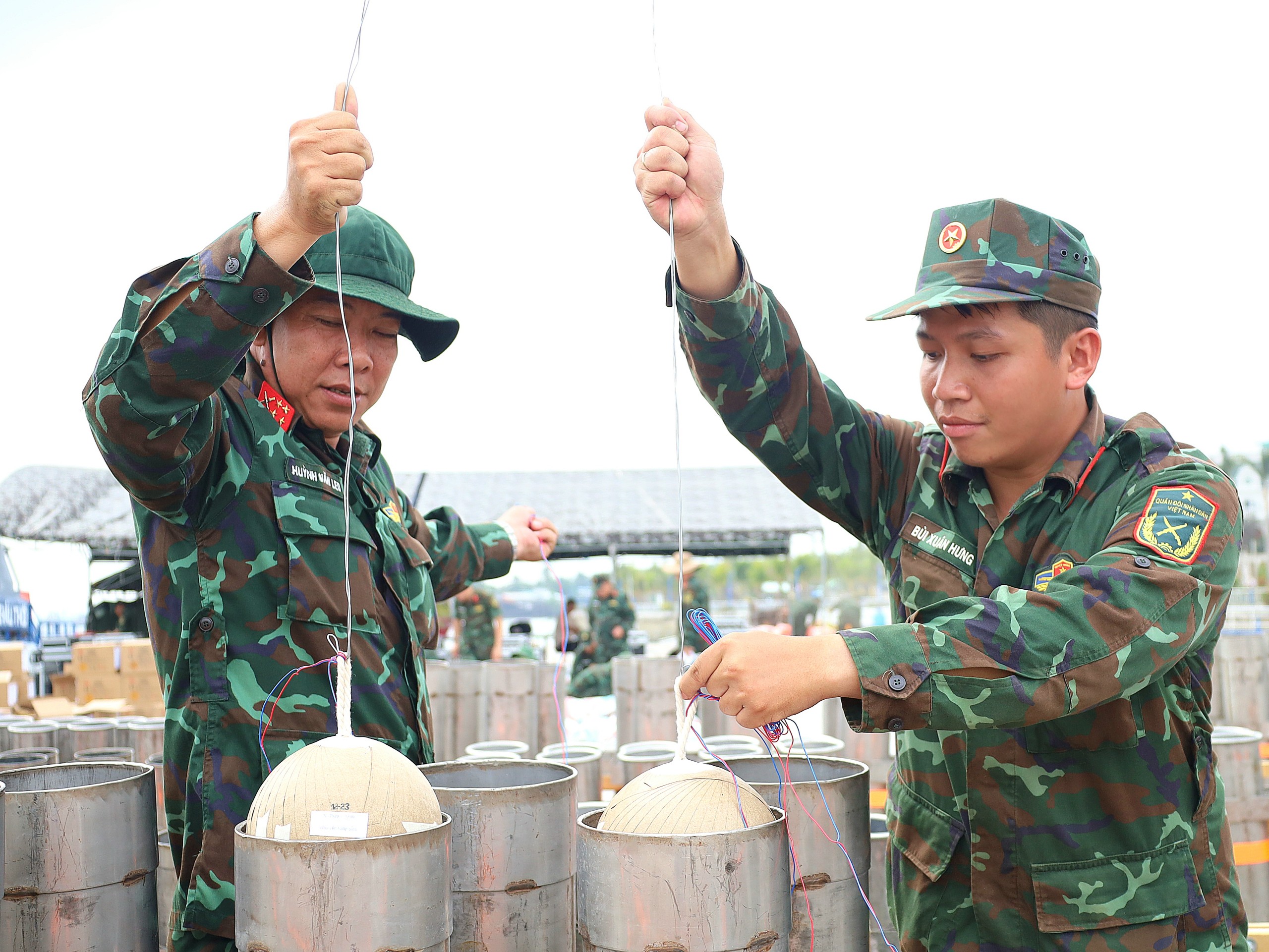 Tiến hành lắp quả pháo vào ống phóng.