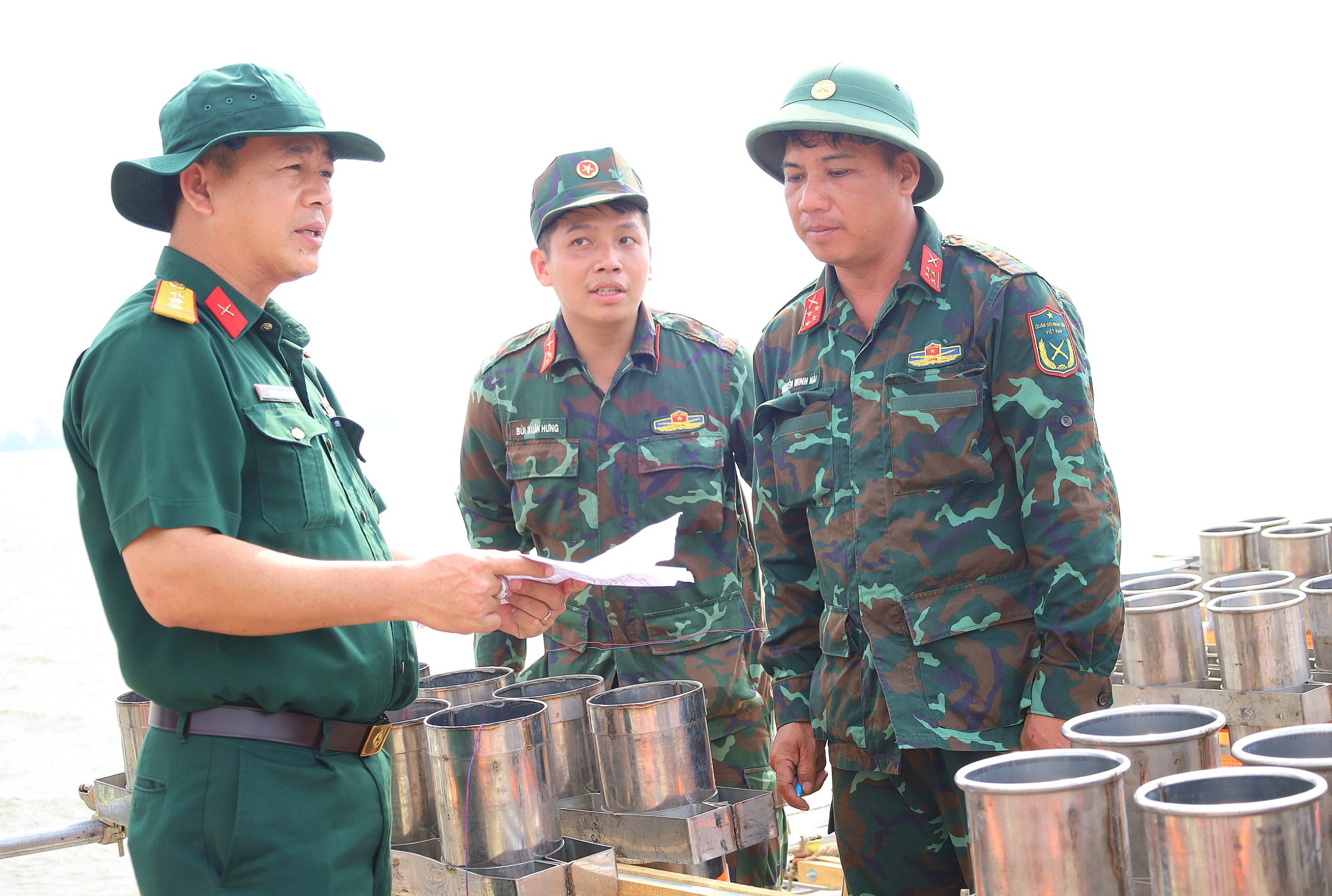 Thượng tá Nguyễn Thanh Hùng - Phó Chỉ huy trưởng Bộ Chỉ huy Quân sự TP. Cần Thơ kiểm tra công tác lắp đặt pháo hoa.