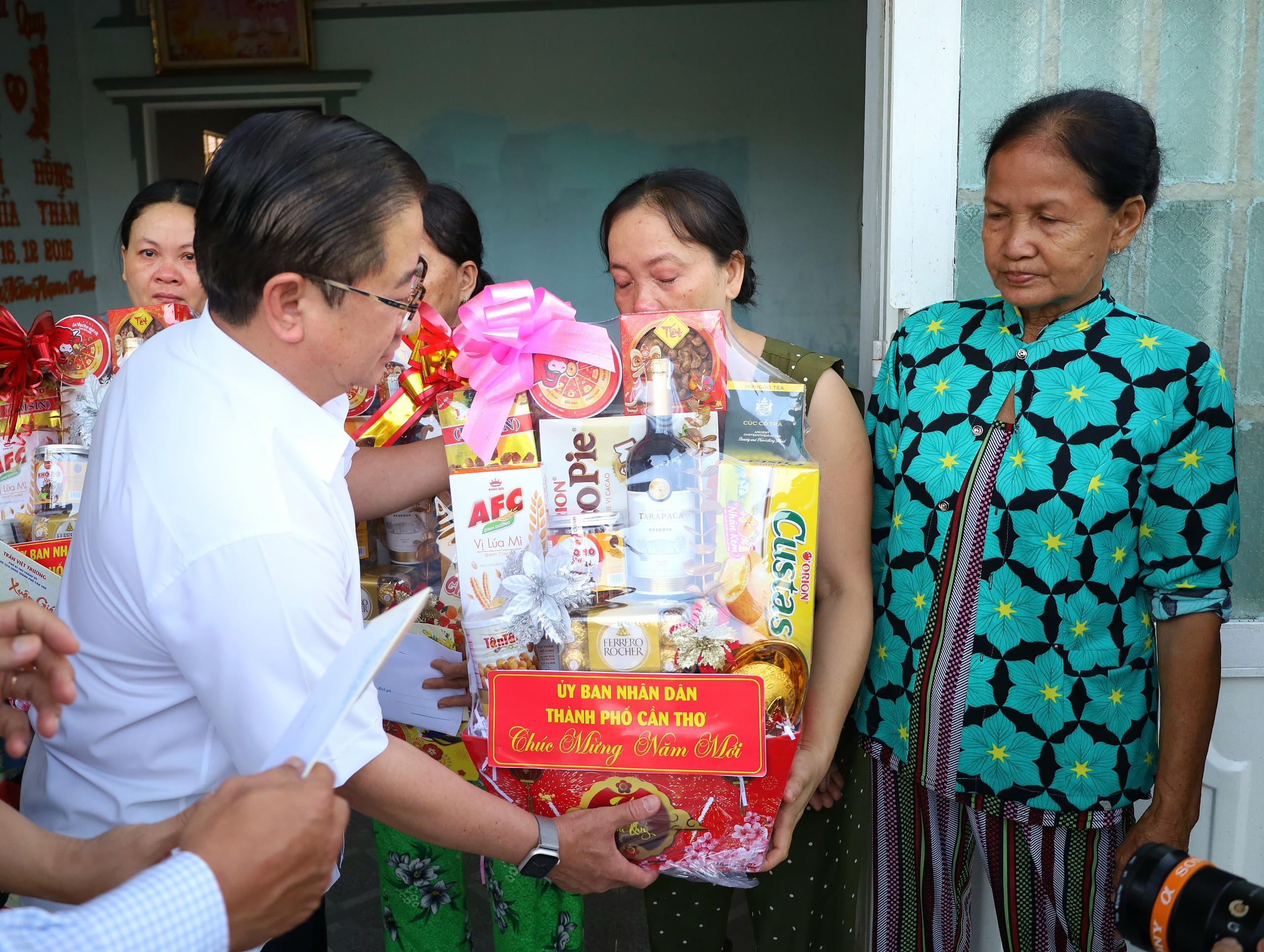 Ông Trần Việt Trường – Phó Bí thư Thành ủy, Chủ tịch UBND TP. Cần Thơ trao tặng quà cho người dân bị ảnh hưởng sạt lở.