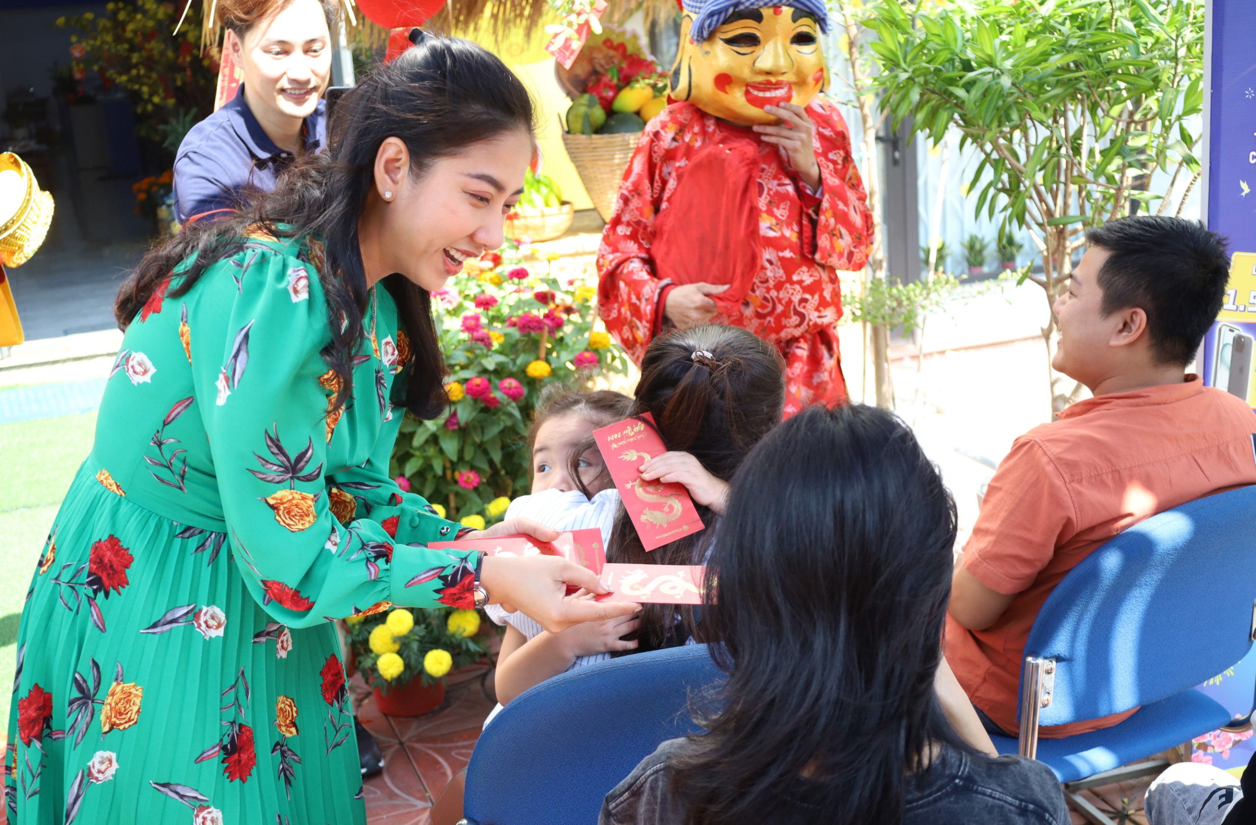 Bà Lê Đình Minh Thy - Giám đốc Vietravel Cần Thơ tặng lì xì cho những khách hàng xuất hành cùng Vietravel ngày Mùng 1 Tết.
