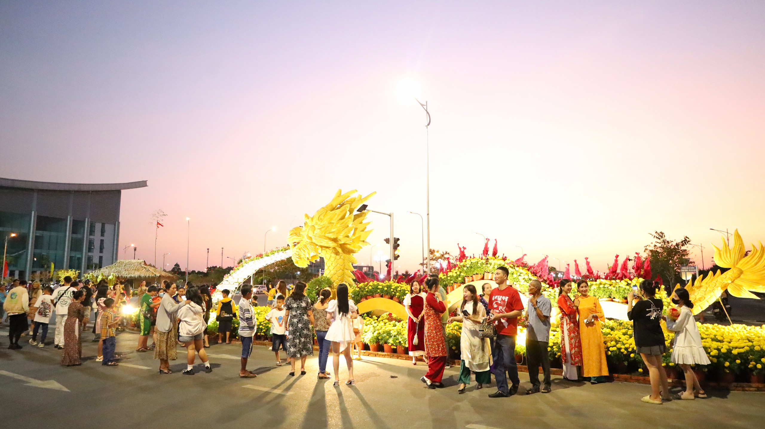 Đường gốm đỏ và hoa dài nhất vừa lập Kỷ lục Việt Nam thu hút rất đông người dân và du khách đến tham quan, chụp ảnh.