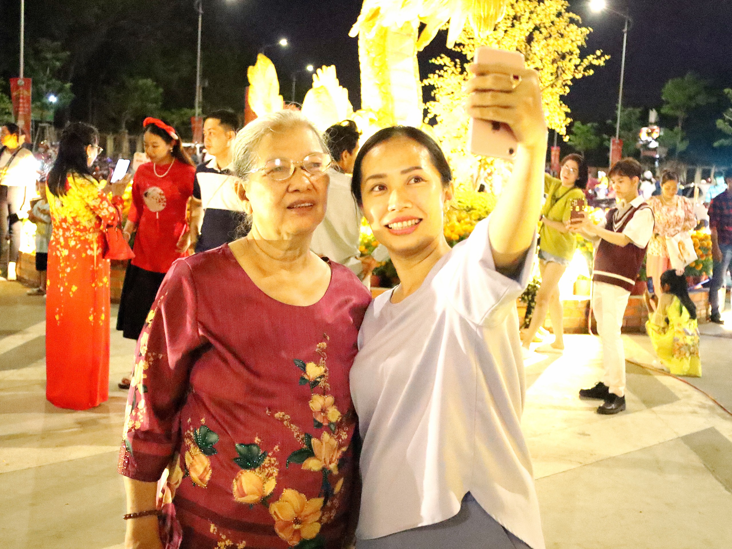 Chị Quỳnh Anh tranh thủ 'selfie' ghi lại khoảnh khắc đẹp ngày đầu năm mới cùng mẹ.
