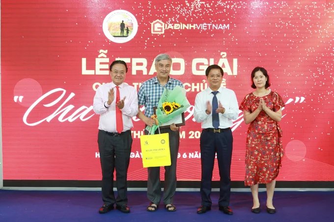 Nhà thơ Hồng Thanh Quang và Nhà báo Hồ Minh Chiến trao giải Nhất cho tác giả Trần Việt Trung với tác phẩm 'Giao cảm'.