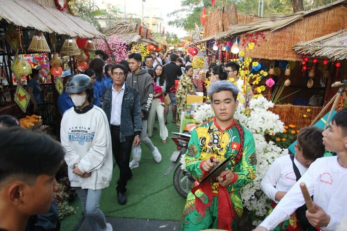 Đông đảo du khách đến tham quan lễ hội 'Chợ quê ngày Tết' ở Bạc Liêu
