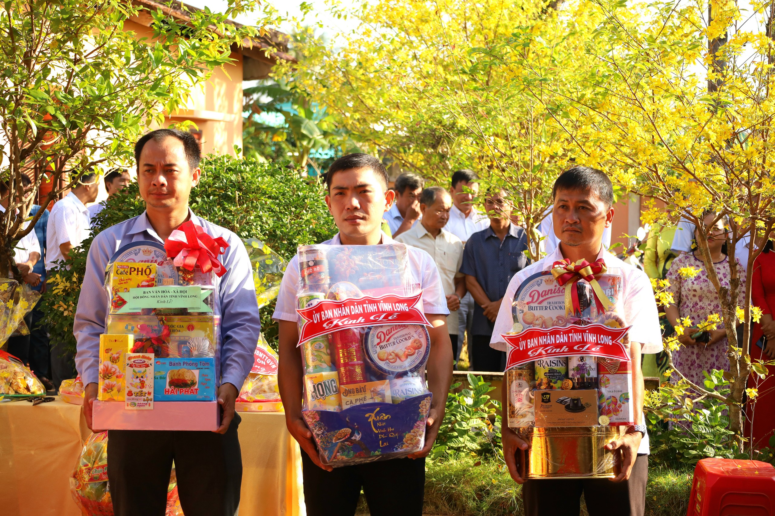 Các đoàn chuẩn bị lễ vật vào dâng cúng Tiền quân Thống chế Điều bát Nguyễn Văn Tồn.