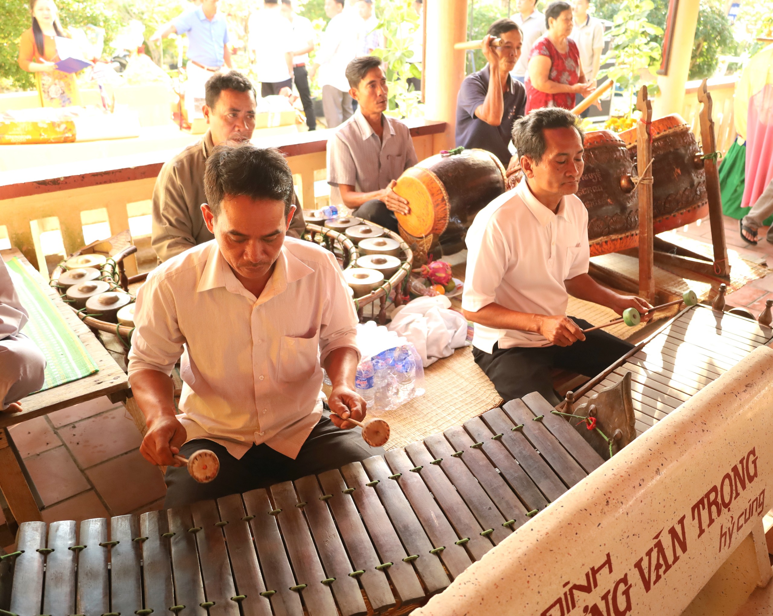 Biểu diễn nhạc ngũ âm của đồng bào Khmer tại buổi lễ.