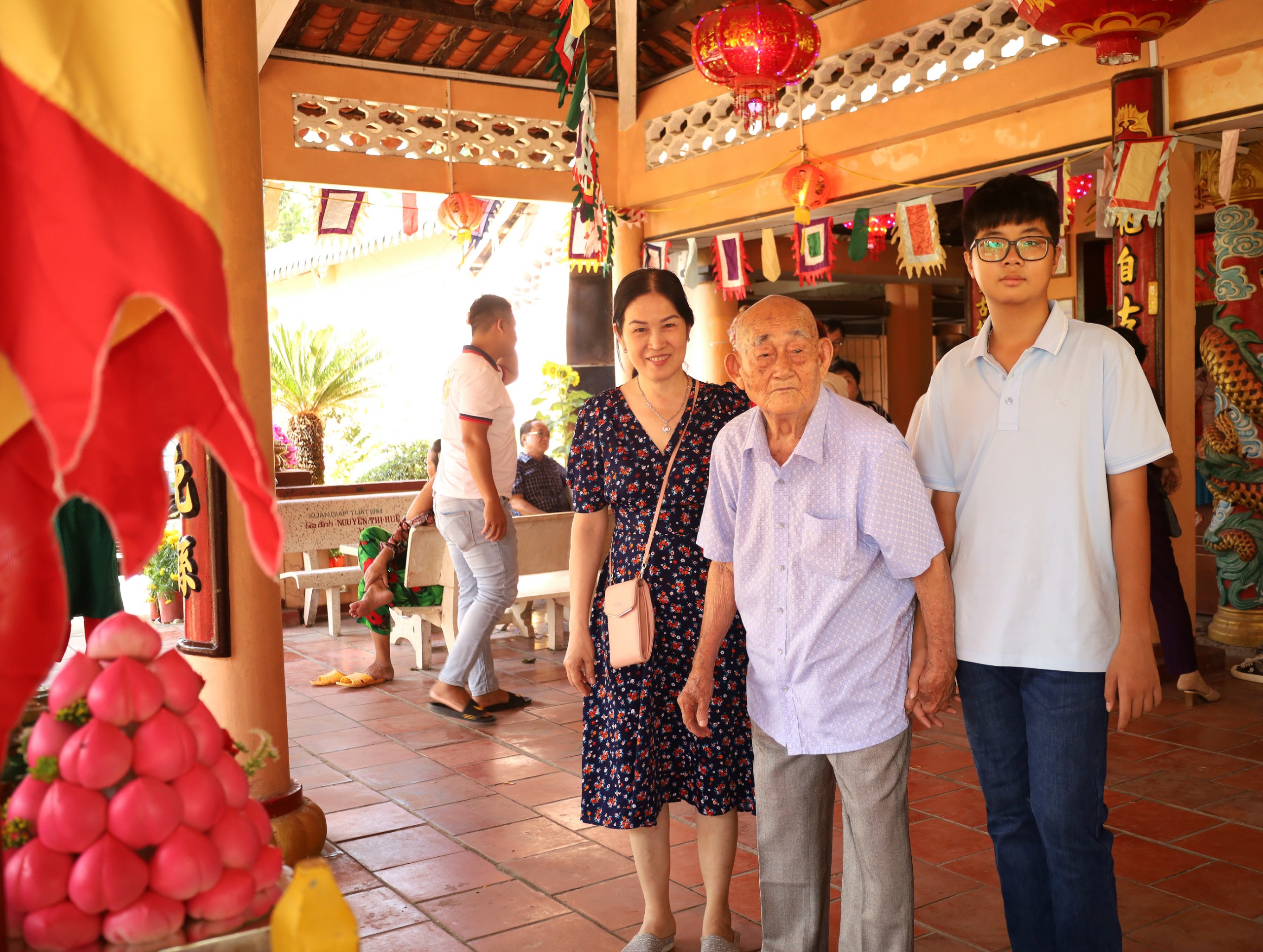 Gia đình nhiều thế hệ cùng nhau đến thắp hương Tiền quân Thống chế Điều bát Nguyễn Văn Tồn để cùng nhau giữ gìn, bảo tồn, phát huy giá trị văn hóa địa phương.
