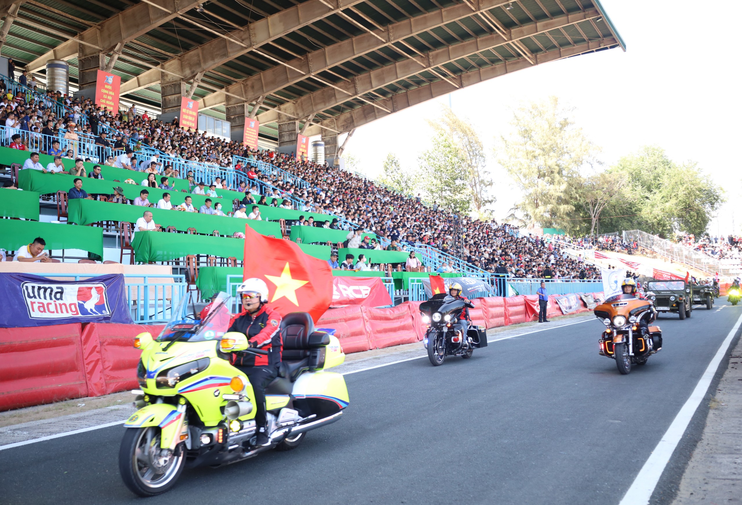 Lực lượng moto diễu hành trước giờ thi đấu.