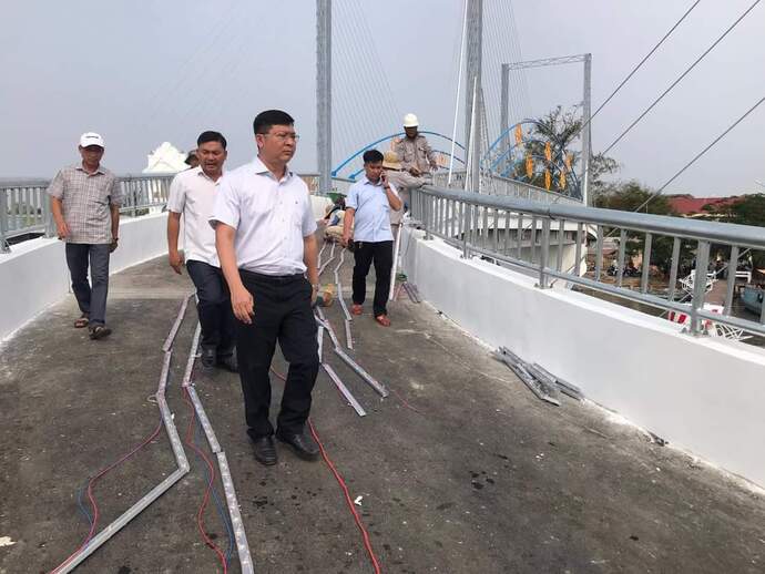 Chủ tịch UBND huyện Đầm Dơi Lê Minh Hiền, kiểm tra việc xây dựng cầu Nông Sản bắc qua Sông Đầm và kiểm tra việc duy tu, sửa chữa tuyến lộ Đầm Dơi - Thanh Tùng phục vụ Tết.