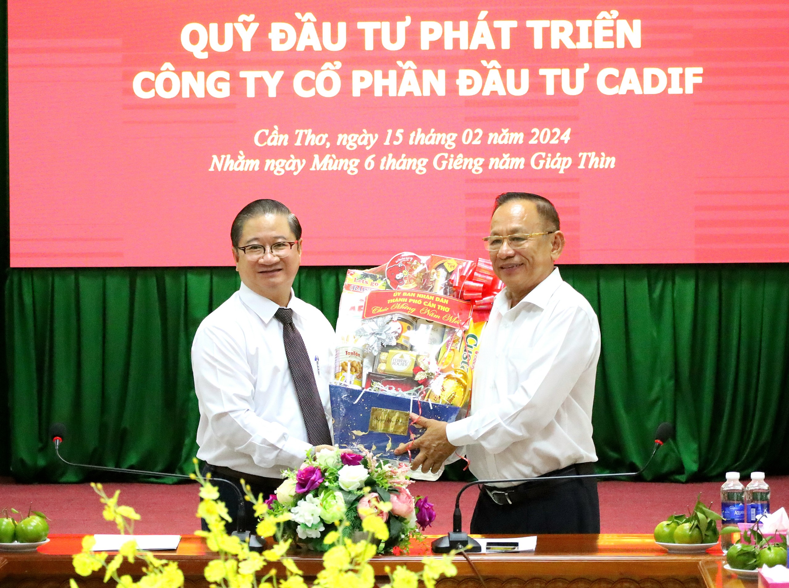 Ông Trần Việt Trường – Phó Bí thư Thành ủy, Chủ tịch UBND TP. Cần Thơ tặng quà cho ông Lê Văn Thống - Giám đốc Quỹ Đầu tư phát triển TP Cần Thơ.