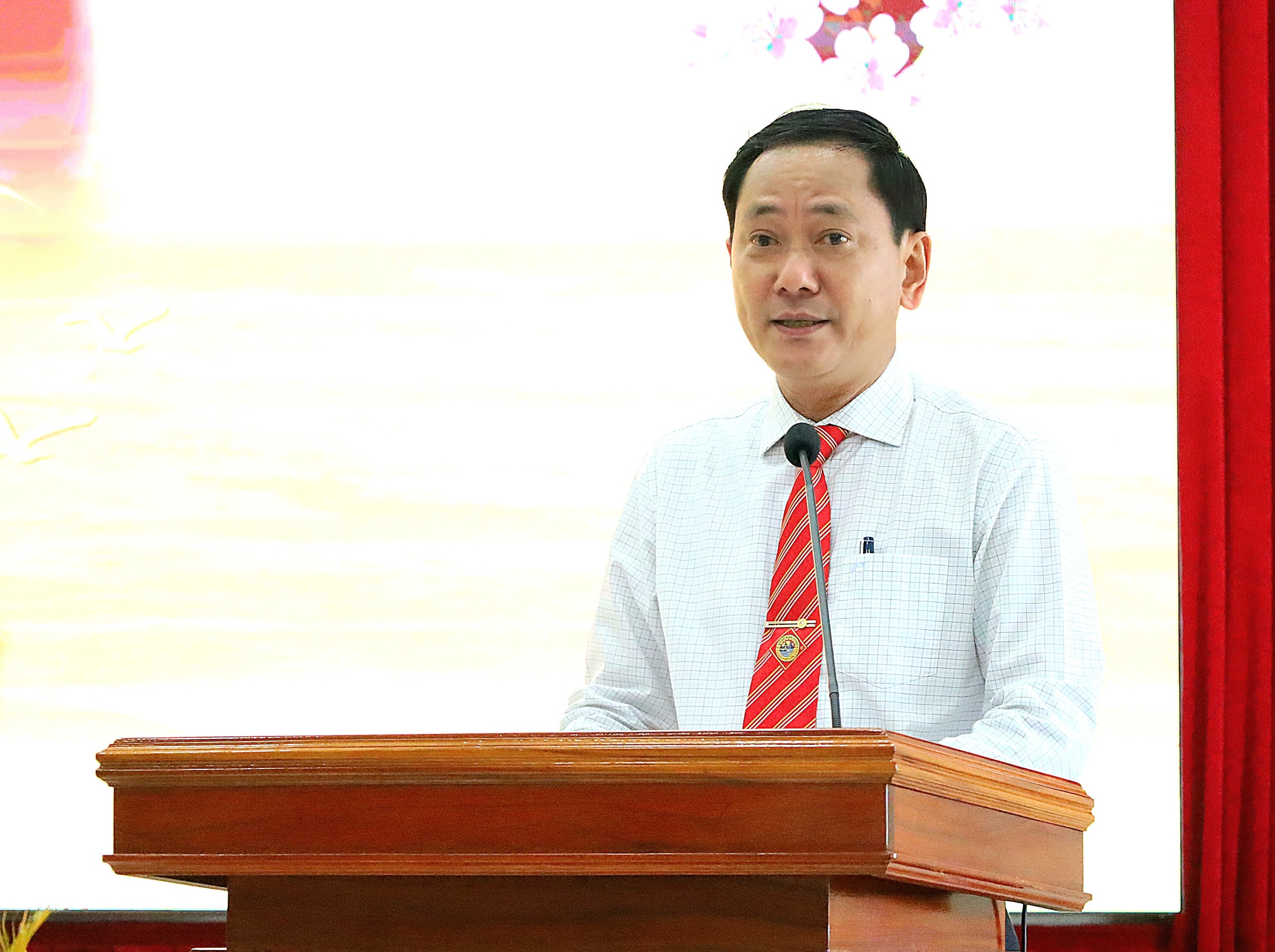 Ông Trần Minh Tâm – Chủ tịch Công ty TNHH NN MTV XSKT Cần Thơ báo cáo tóm tắt tình hình kinh doanh năm 2023.