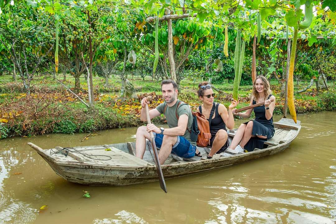 Khách nước ngoài thích thú trải nghiệm bơi xuồng tại Vườn du lịch sinh thái Tư Dũng, quận Cái Răng.