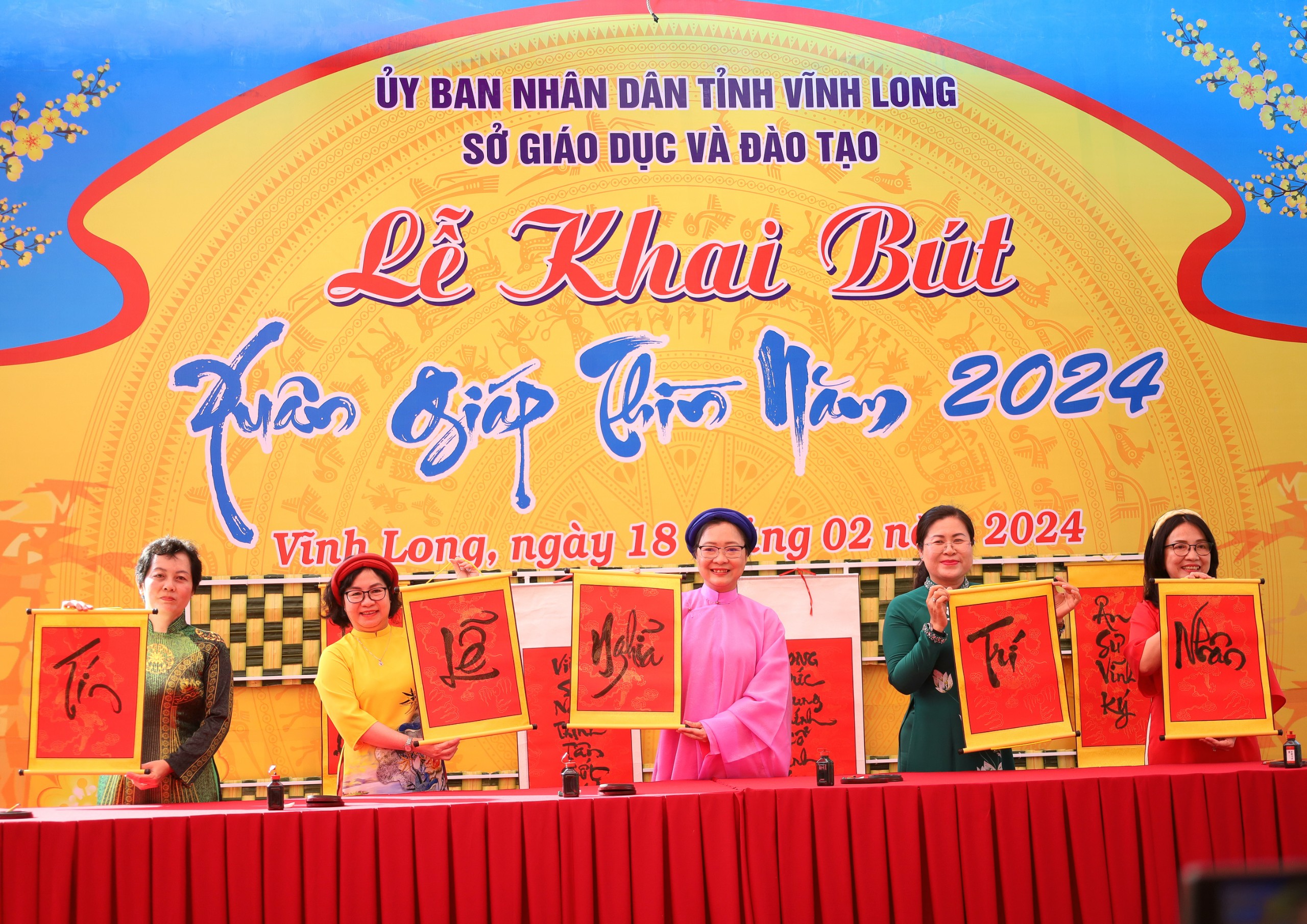 Lãnh đạo Ban Tuyên giáo Tỉnh ủy, UBND tỉnh và sở ngành thực hiện nghi thức khai bút đầu Xuân Giáp Thìn 2024.