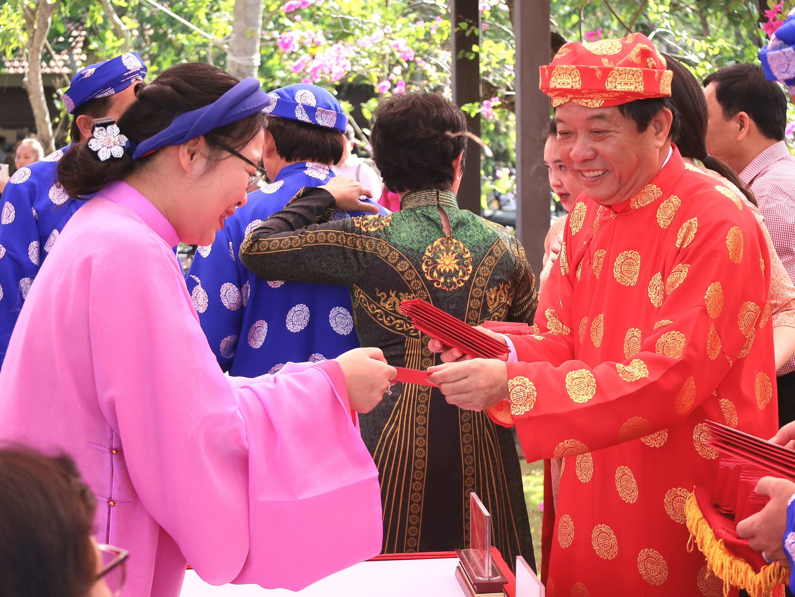 Ông Bùi Văn Nghiêm - Uỷ viên BCH Trung Ương Đảng, Bí thư Tỉnh ủy, Trưởng đoàn ĐBQH đơn vị tỉnh Vĩnh Long tặng chữ may mắn đầu năm.