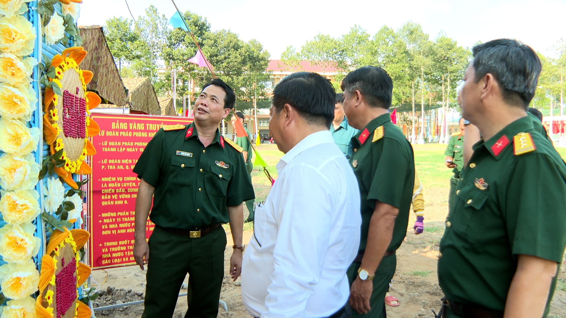 Thượng tá Huỳnh Văn Hung - Uỷ viên BTV Thành ủy, Chỉ huy trưởng Bộ Chỉ huy quân sự TP. Cần Thơ kiểm tra công tác chuẩn bị hội trại tòng quân và lễ giao nhận quân.